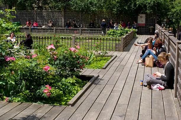 フランス大使館さんのインスタグラム写真 - (フランス大使館Instagram)「『貴婦人と一角獣』など中世美術のコレクションで名高いパリのクリュニー美術館には「中世の庭」と呼ばれる庭があります。当時食べられていた野菜や植物、薬草として使用されていたサルビアやヤナギハッカ、ミント、ニガヨモギなどが植えられています。 Photo : @museecluny @Paris  Connu pour ces collections médiévales, le @museecluny abrite un petit coin de nature en plein @Paris. Son parterre de plantes médicinales reconstitue un jardin de l’époque médiévale d’après les œuvres exposées dans le musée telles que la célèbre Dame à la Licorne. Découvrez-le !」7月3日 12時30分 - ambafrancejp