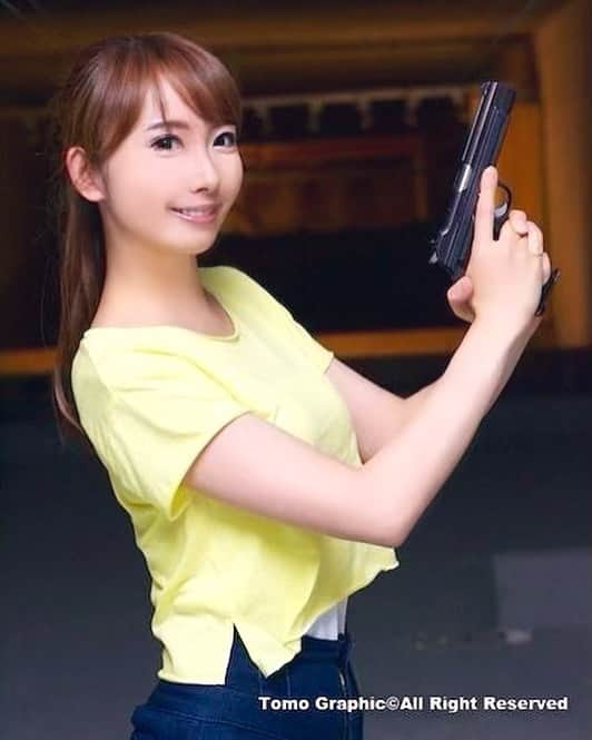 坂地久美さんのインスタグラム写真 - (坂地久美Instagram)「いつかのお写真❤️ ✨ リアルガン編 ✨  SIG P210 🔫😘 口径 9ｍｍ×19  装弾数 8+1  映画のように、片手撃ちにもチャレンジ💋  ジョン・ウィック3が日本公開されたら、大好きな映画館で、大好きなポップコーン🍿食べながら見たいなっ💖  Gunドルとしては、本当に大好きすぎる映画💕  最初から最後までずっとドキドキしながら楽しめるから、時間があっという間に感じるっっ💚  キアヌさん日本のラーメン🍜お好きらしく来日期間も楽しみっっ💛  #実銃射撃 #gungirl #realgun #shooting #realgungirl  #guns #gun #gunandgirl #gunwithgirl #いつかのお写真 #Paris #射撃場 #9mm #sigp210 #自動拳銃 #swissarms #pistol #実弾 #シューティング #shooter #love #like #Gunドル #コラボ #ラーメン #japanese #japanesegirl #japanesemodel #japanesenoodle」7月3日 12時32分 - sakachikumi