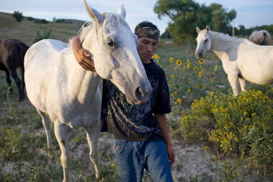 ナショナルジオグラフィックさんのインスタグラム写真 - (ナショナルジオグラフィックInstagram)「Photo by Aaron Huey @argonautphoto | Theo White Plume and his horse near Manderson, South Dakota, on the Pine Ridge Indian Reservation. An unpublished photo from my cover story on the Spirit of Crazy Horse. This image was taken around the celebratory races held every June 25 for the commemoration of the victory at the Battle of the Greasy Grass (aka, Battle of the Little Big Horn; aka, Custer's Last Stand), the day the Lakota, Cheyenne, and Arapaho annihilated the Seventh Cavalry. To see other unpublished work from this series, follow @argonautphoto. #Oglala #Lakota #MitakuyeOyasin #PineRidgeIndianReservation」7月3日 12時32分 - natgeo