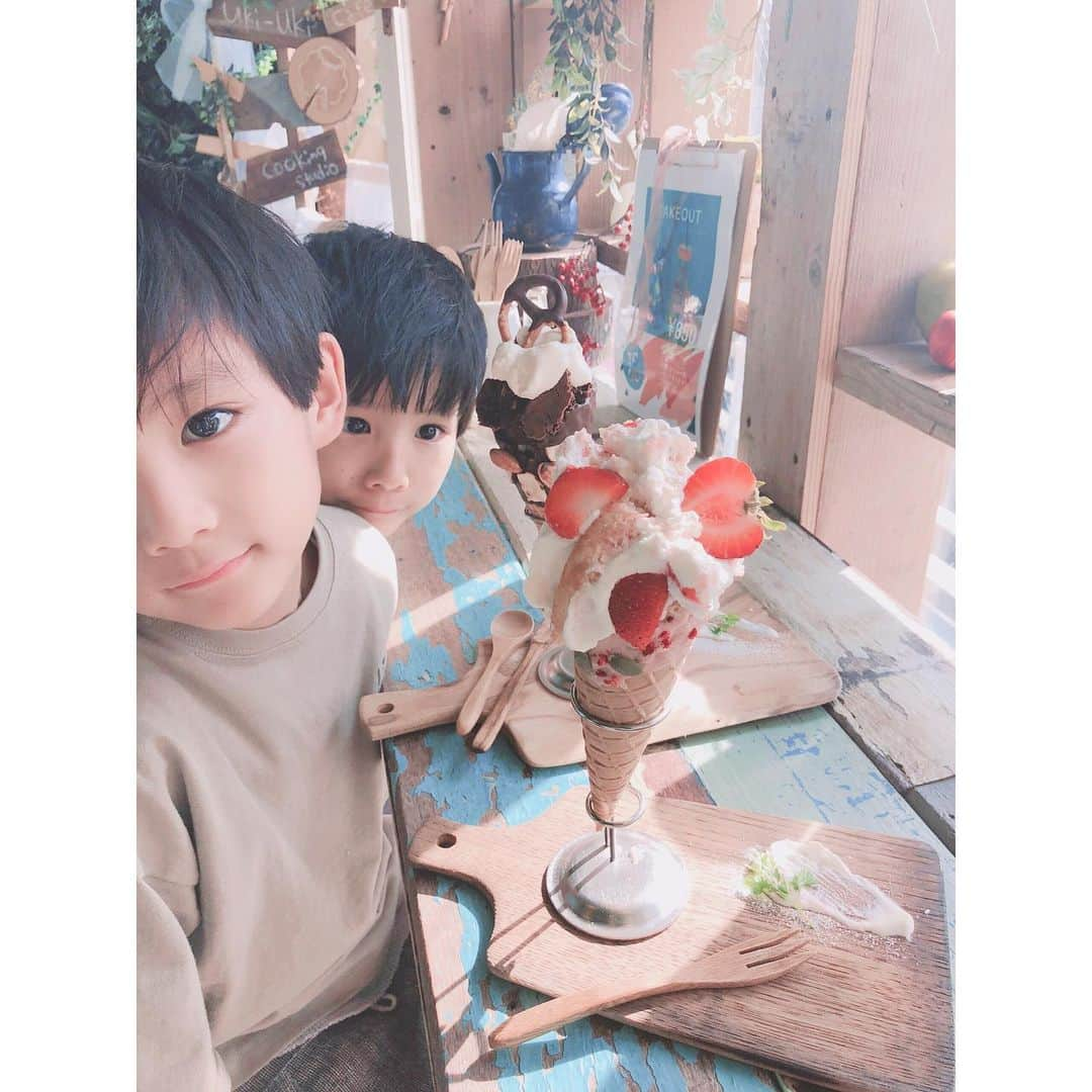 ayakoさんのインスタグラム写真 - (ayakoInstagram)「❤︎ 先日 早めに学校が終わった日に 代官山の @uki_ukicafe  に行ってきました☺️ * * 店内も可愛いし メニューも可愛いくて めちゃくちゃ美味しかった ２人がほぼ食べたけど😅 次はお友達と行きたいな☺️ ❤︎ #ukiukicafe#代官山カフェ #恵比寿カフェ#おしゃカフェ#ukiuki #fashion#coordinate#ootd#trend#outfit#instafashion#twins#ig_kidsphoto#ig_twins#cutetwinsclub#kids_japan#love#kidsfashion#twinslove#twinsboys#mamagirl#ママリ#男の子#双子」7月3日 12時39分 - ayaya315