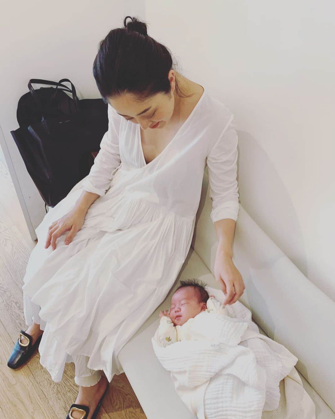 濱中鮎子のインスタグラム：「一ヶ月検診。 私もお嬢も問題なし！ お嬢、屈強な首で先生、笑ってました。  わたしは久々の外出！  外でもよく寝る子🙃  #お嬢 #おにぎり娘 #一ヶ月検診 #前開きの服限定生活 #久しぶりのメイク」