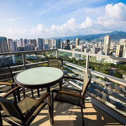 Trump Waikikiさんのインスタグラム写真 - (Trump WaikikiInstagram)「The mauka (mountain) to makai (ocean) panoramic view is breathtaking when you are lounging on the lanai (balcony) of your Deluxe Two Bedroom - Ocean View Suite. #trumpwaikiki #fivestarhotelhonolulu #ultimatefamilygetaway #noresortfees #multigenerationaltravel #familytravel #lethawaiihappen #visitoahu 📷: @blueskytraveler  デラックス２ベッドルーム・オーシャンビュー・スイートのラナイからは、ホノルルの町が山側から海まで見渡せます。 #トランプワイキキ #5つ星ホテル #ラグジュアリートラベル #家族でハワイ#スイートルーム」7月3日 12時45分 - trumpwaikiki