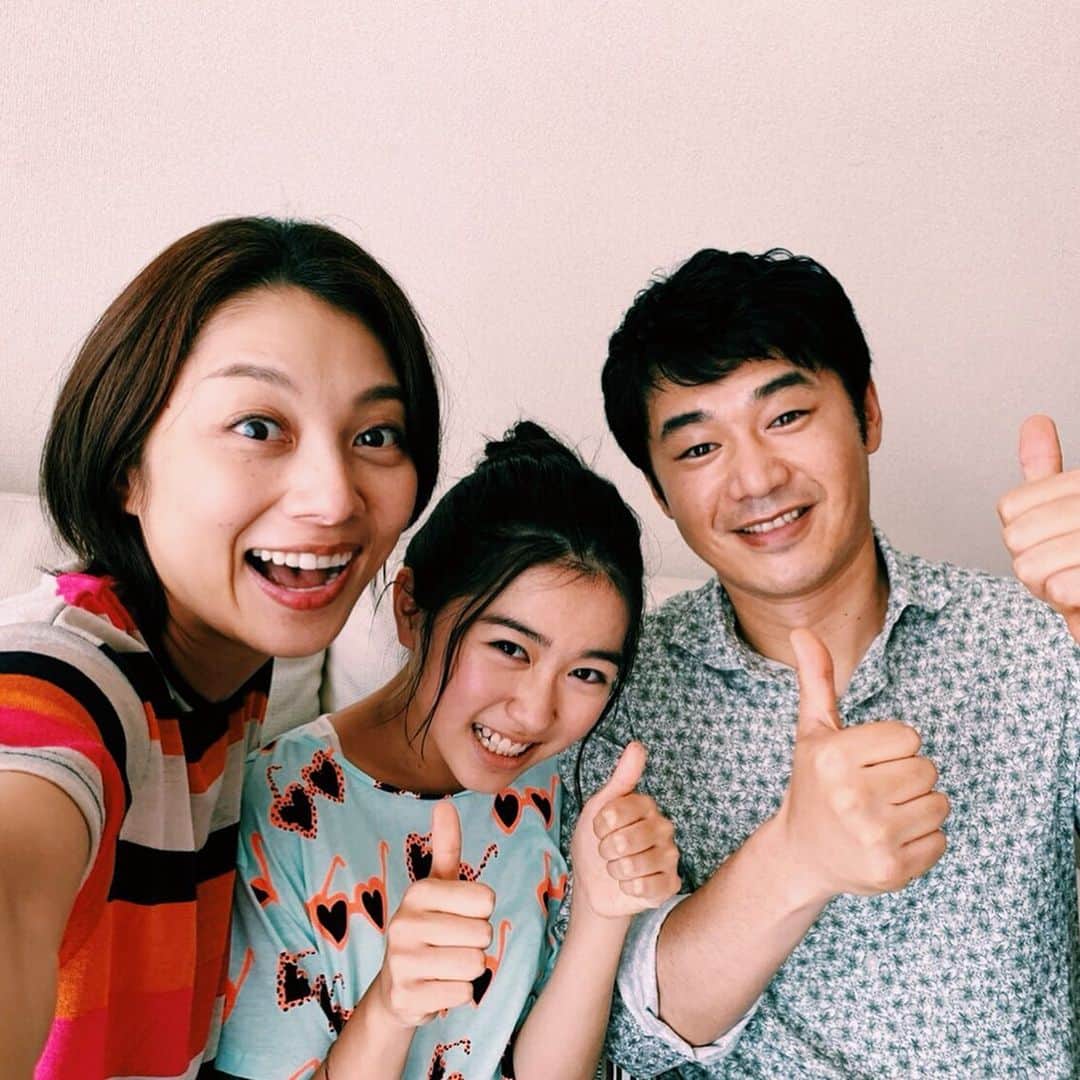 日本テレビ ドラマ「わたし旦那をシェアしてた」さんのインスタグラム写真 - (日本テレビ ドラマ「わたし旦那をシェアしてた」Instagram)「『#わたし旦那をシェアしてた』  いよいよ明日、放送スタートです‼️✨ とっておきの“家族”３人のオフショットいただきましたー✨ 主人公の晴美と娘の沙紀。そして事実婚の夫恭平です😲 幸せな３人が巻き込まれていく運命にご注目…！ #旦シェア #小池栄子 #りょう #岡本玲 #赤楚衛二 #黒木啓司 #渡辺真起子 #平山浩行 #夏木マリ #平澤宏々路 #ytv #木曜ドラマF #ドラマ #7月4日木曜よる11時59分スタート」7月3日 12時47分 - _danshare_