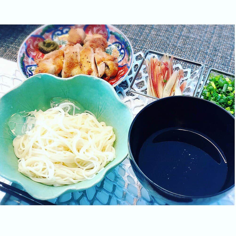 望月理恵さんのインスタグラム写真 - (望月理恵Instagram)「暑い日の素麺。  ノンオイルですし、 葛が入っていて 喉越しがいいんです☺️ #素麺#大好物 #素麺#鶏肉#ゆずこしょう #三輪そうめん#一筋縄そうめん  #普通のそうめんって油が使われてます。 #モッチーご飯 #もち器 #蓮の葉の器に氷がツボ」7月3日 13時00分 - mochiee28