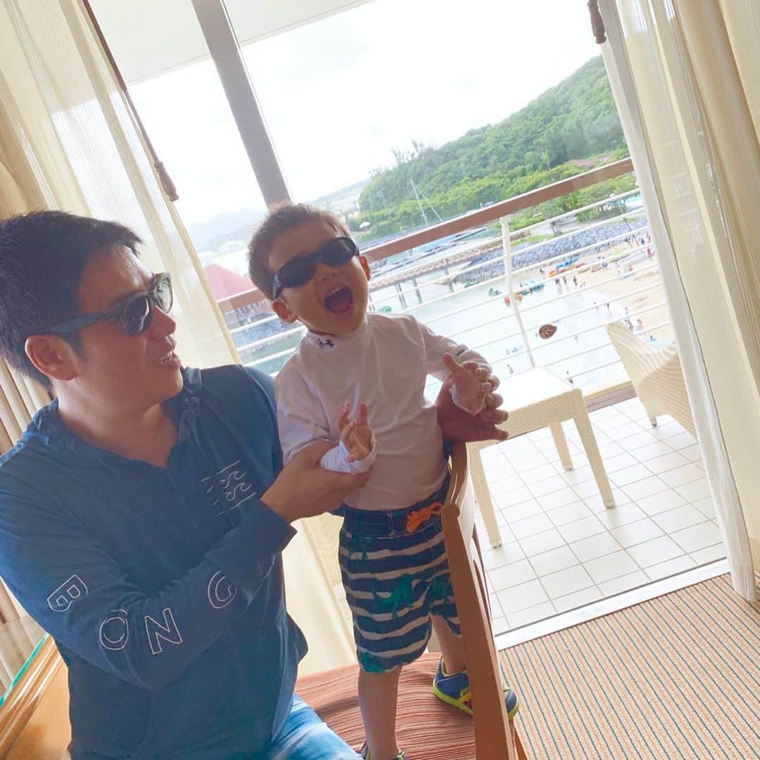 のインスタグラム：「サングラス男子だち🕶（笑） 食べた後は運動だよー！😆👙 ・ ・ ・  #海 #sea #summer #サングラス #プール #pool #南国 #ママ #baby #ママ友募集 #赤ちゃんのいる生活 #ママサークル #ママイベント #ママ会 #都内ママ #ベビスタグラム #mamagirl #ベビフル #コドモダカラ #コドモノ #ママリ #親バカ部 #新米ママ東京部」