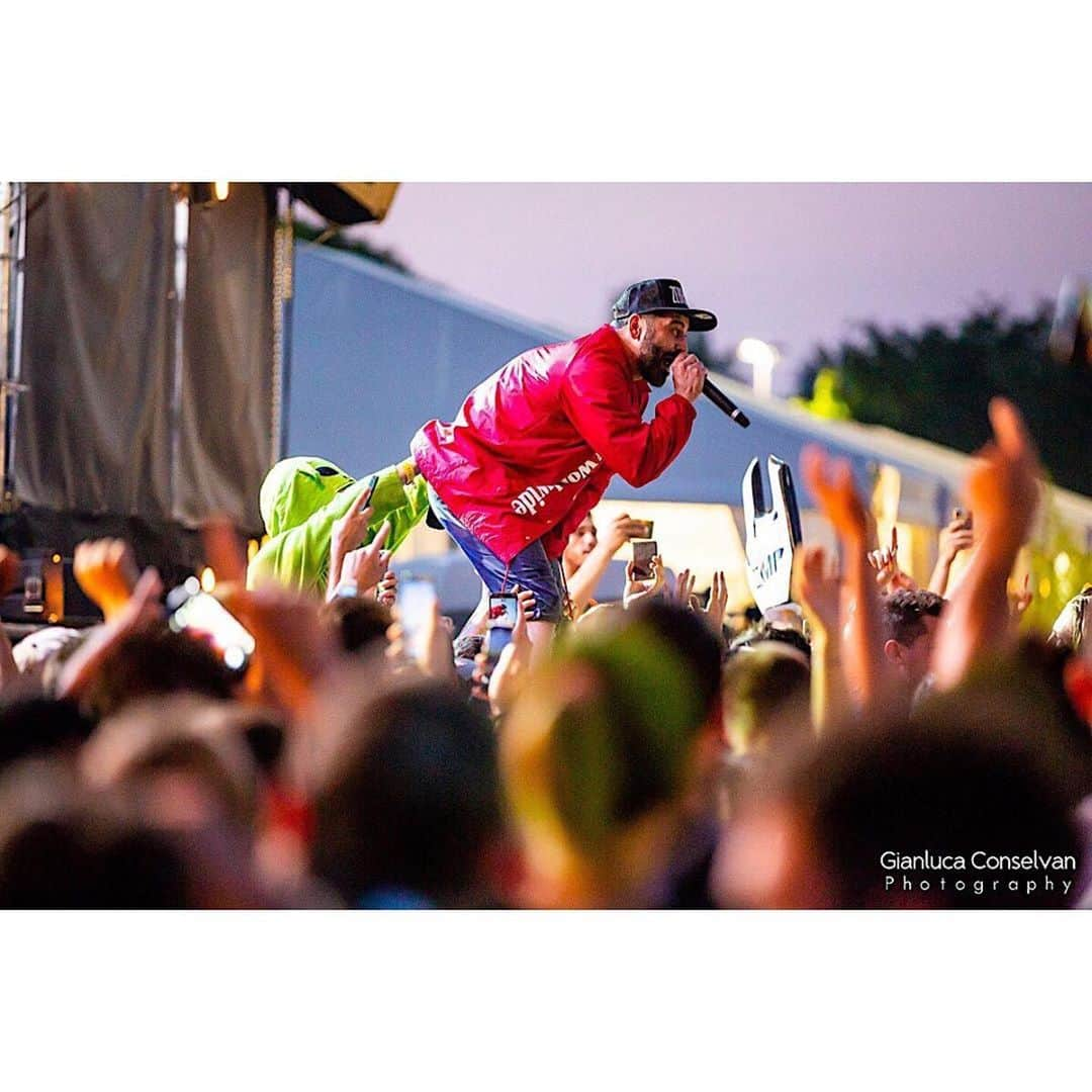 Zebraheadさんのインスタグラム写真 - (ZebraheadInstagram)「That alien is getting a bit too fresh with @alionelouder !! #zebrahead #braininvaders  #Repost @gianluca_conselvan_photography ・・・ @zebraheadofficial @sherwood festival #zebrahead #sherwoodfestival #live #music #festival # sherwood #livemusic #gianlucaconselvan #gianlucaconselvanphotography #padova #italy #lindispensabile #bestmusicshots #livemusicphotography #band #bandphotography #concert #concertphotography #punk #singer #canon5dmarkiii #gig #picoftheday #livemusicphotographer #canon #canonitalia #ocanerarock」7月3日 13時08分 - zebraheadofficial