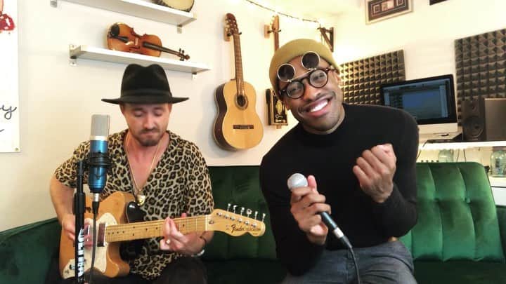 タイタス・マキン・ジュニアのインスタグラム：「☔️ Been a stressful week. This is what I felt like wearing. This is what I felt like singin. • • SHAKIN OFF THEM STRESSFUL DAYS! “Kiss” by Prince 🕊 #UltimateInspiration #Princepiration my boy @aaronkellim gettin funky wit me」