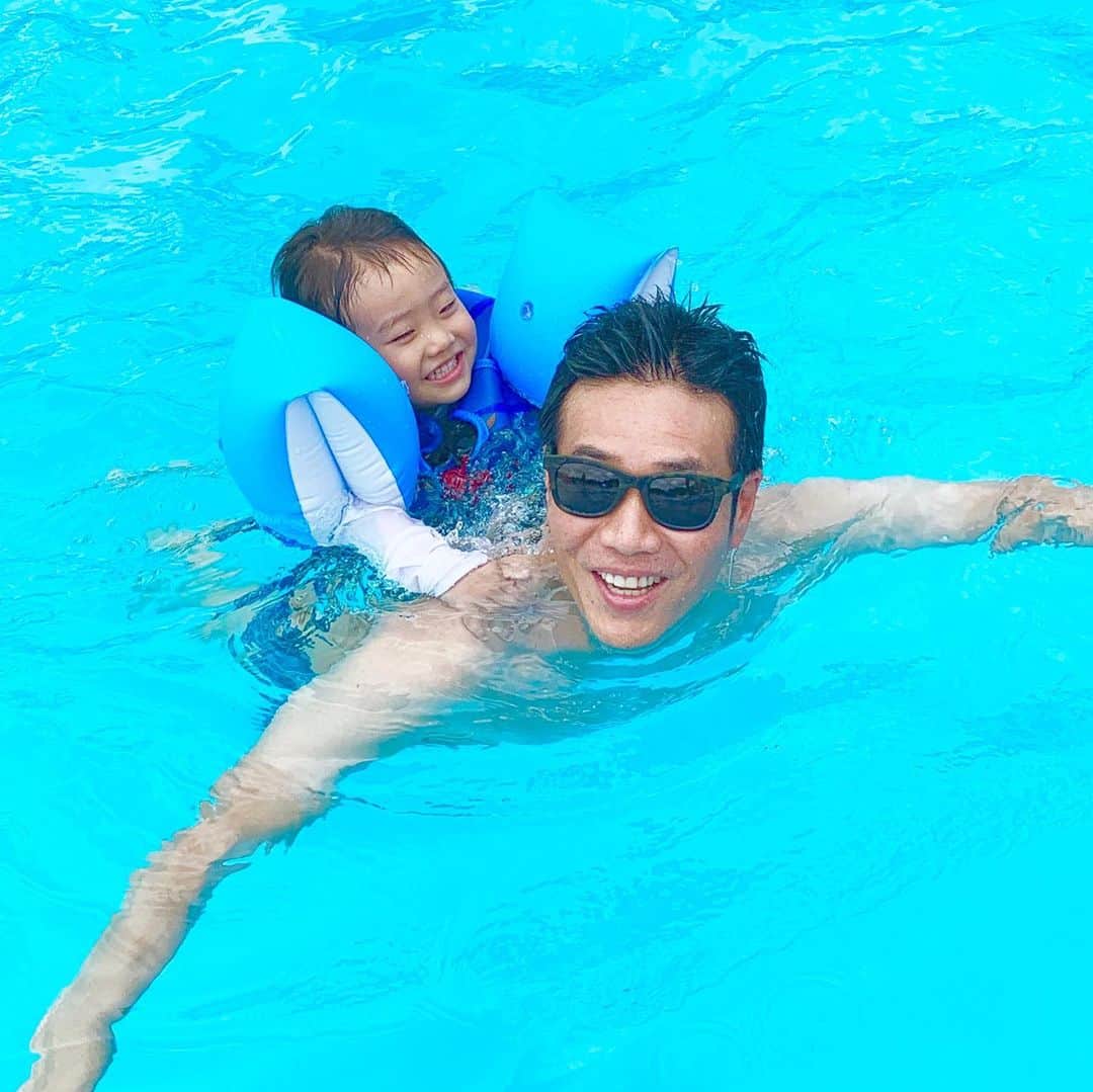 のインスタグラム：「お水は全く怖くない人。（笑） パパと亀さんごっこ🐢💓（笑） ・ ・ ・  #海 #sea #summer #プール #pool #南国 #沖縄 #okinawa #ママ #baby #ママ友募集 #赤ちゃんのいる生活 #ママサークル #ママイベント #ママ会 #都内ママ #ベビスタグラム #mamagirl #ベビフル #コドモダカラ #コドモノ #ママリ #親バカ部 #新米ママ東京部」