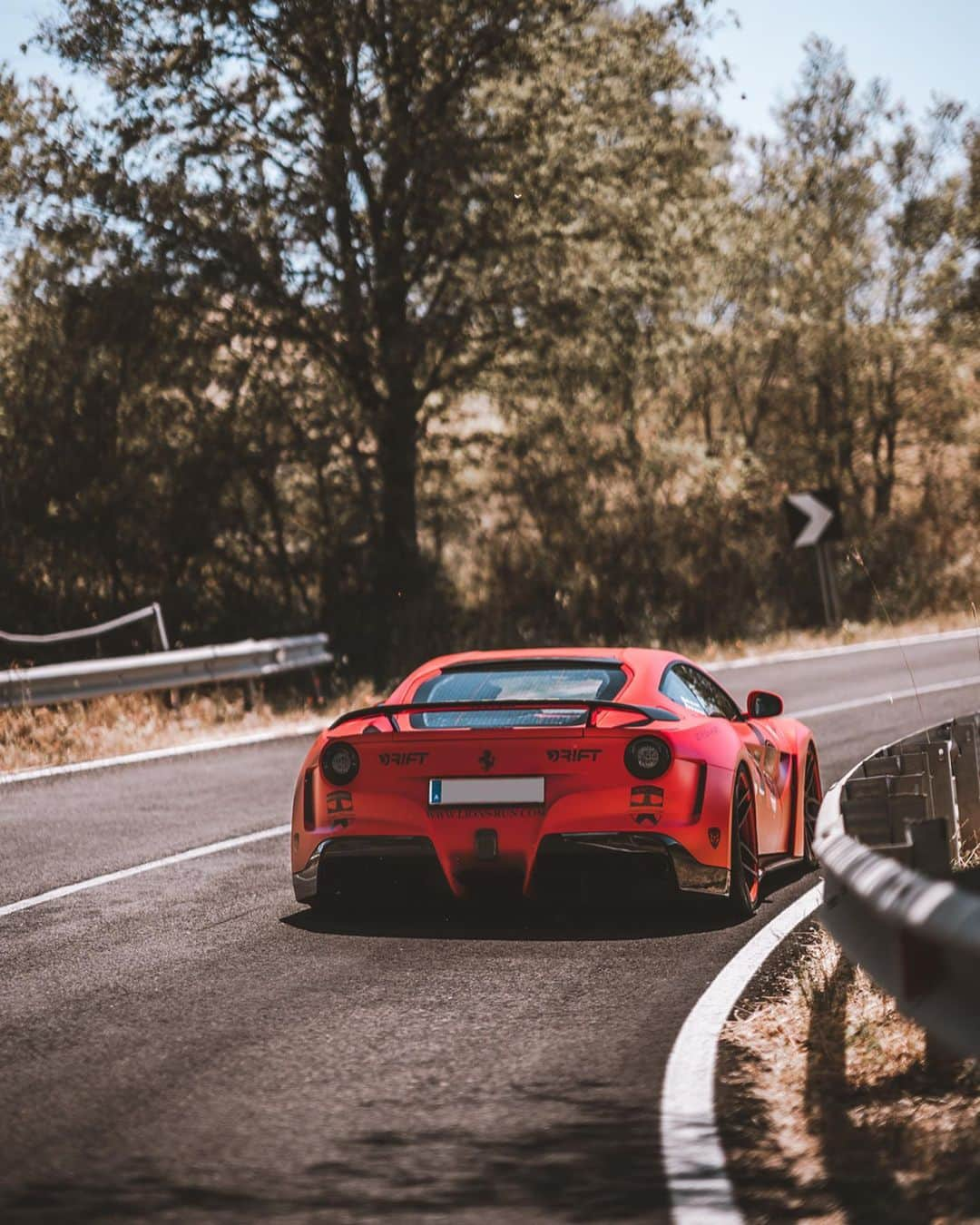 CARLiFESTYLEさんのインスタグラム写真 - (CARLiFESTYLEInstagram)「Ferrari 812 or Ferrari F12 N-Largo? Check out @lionsrun_official #carlifestyle @lionsrun_official」7月3日 13時09分 - carlifestyle