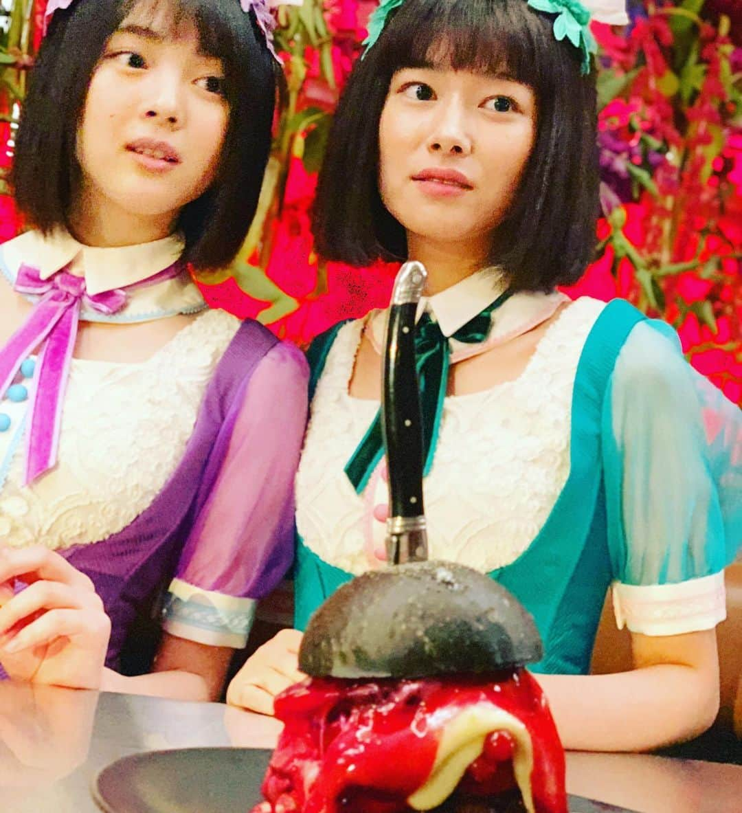 あびる優さんのインスタグラム写真 - (あびる優Instagram)「7月5日公開の映画ダイナーとWAGYUMAFIAのコラボイベントにおじゃましてきました😋🎬🍔🍖 蜷川実花さんの世界観と堀江さんの食に対する情熱が入り混じった素敵な夜でした😊💫 黒いハンバーガーのインパクト‼️笑 味は美味しかった🤤 ダイナー公開楽しみー🥳 #hamburger#ダイナー#WAGYUダイナー#蜷川監督#WAGYUMAFIA#ハンバーガー#蜷川実花 さん #堀江貴文 さん」7月3日 13時03分 - yuabiru74