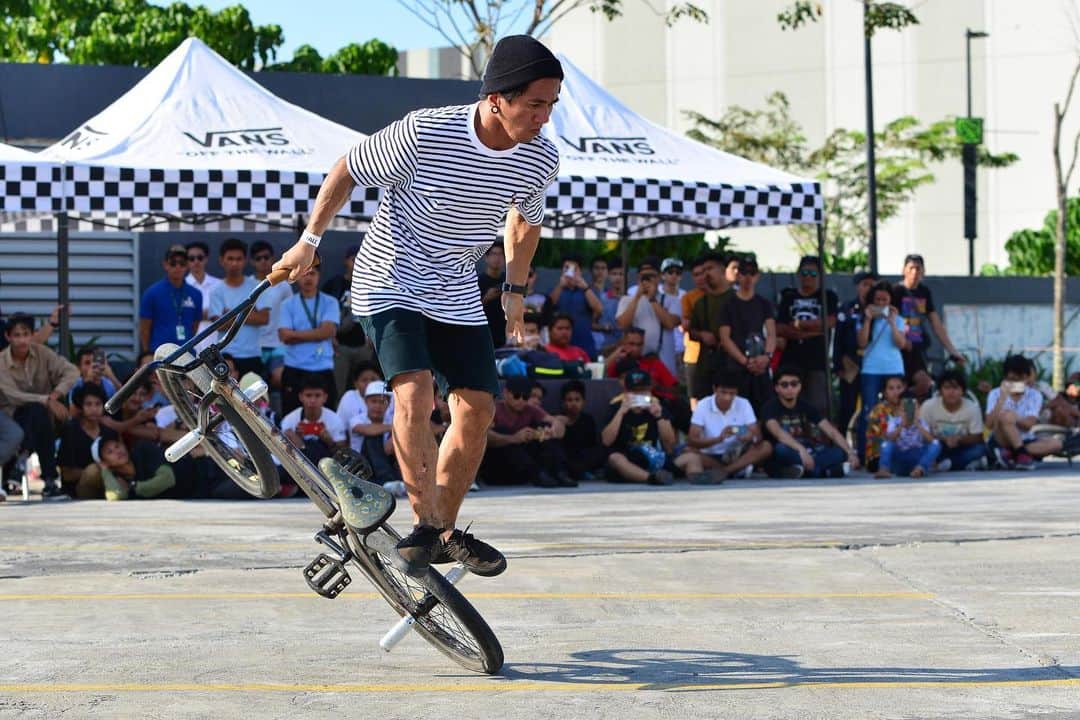 Vans Philippinesさんのインスタグラム写真 - (Vans PhilippinesInstagram)「We had fun with you last March in Naga City and now, we’re cooking up something big to celebrate BMX as a form of creative expression. So…are you ready for the first-ever VANS BMX Day? 🏁🏁🏁 Photos by @mauihidalgo of @bluntmagazineph  #VansBMX #VansPhilippines」7月3日 13時05分 - vansphilippines