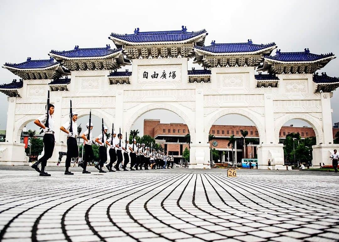National Geographic Travelさんのインスタグラム写真 - (National Geographic TravelInstagram)「Photo by @dina_litovsky | Guards change on the hour in front of the National Chiang Kai-Shek Memorial Hall in Taipei, Taiwan. For more images from around the world, follow me, @dina_litovsky.」7月3日 13時05分 - natgeotravel