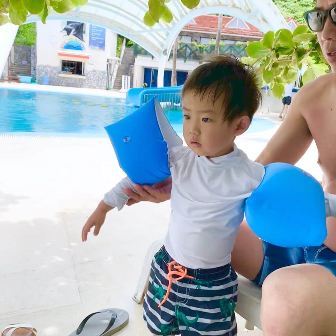 のインスタグラム：「準備運動完了〜☀️🌈 プールへGO！！！ ・ ・ ・  #海 #sea #summer #プール #pool #南国 #ママ #baby #ママ友募集 #赤ちゃんのいる生活 #ママサークル #ママイベント #ママ会 #都内ママ #ベビスタグラム #mamagirl #ベビフル #コドモダカラ #コドモノ #ママリ #親バカ部 #新米ママ東京部」