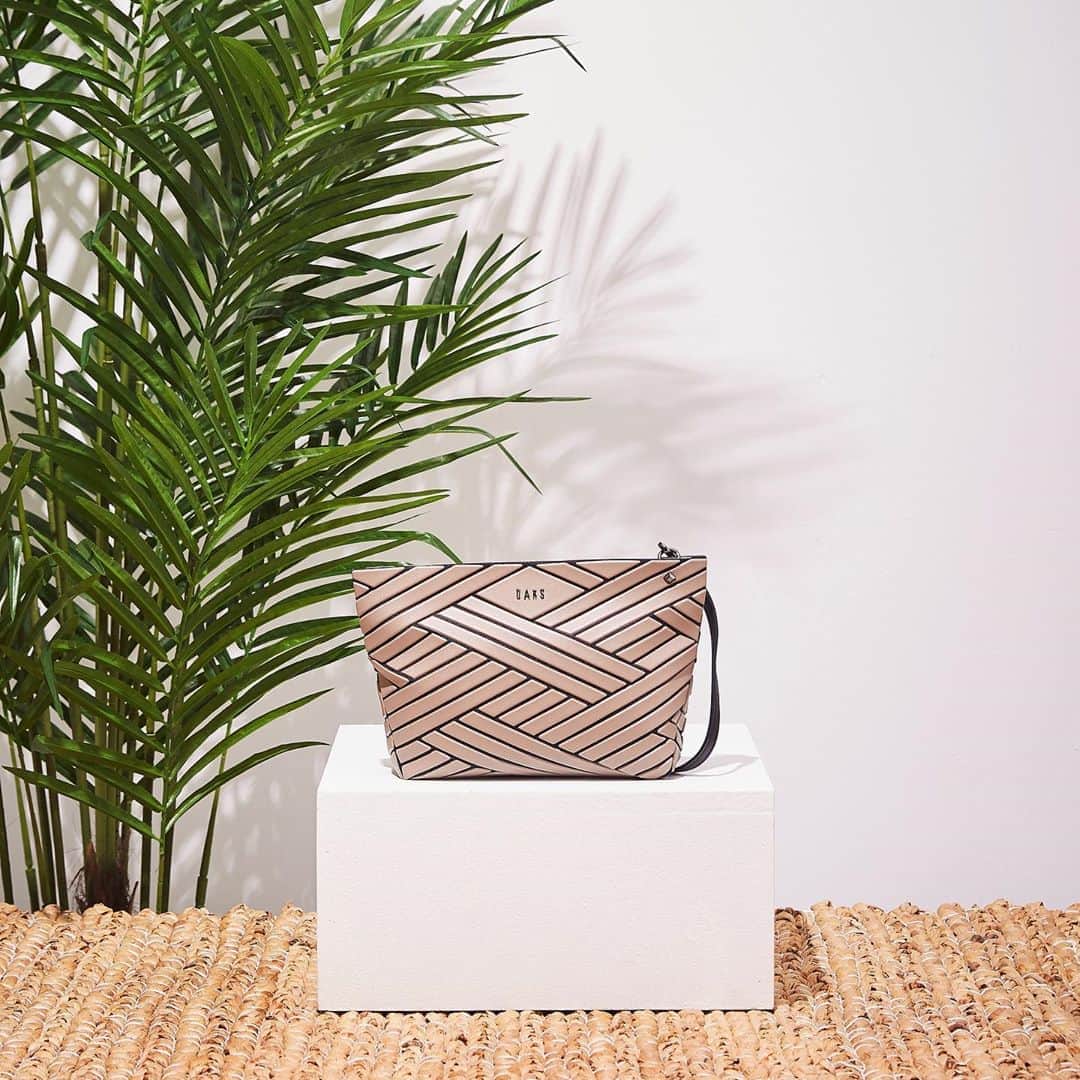 DAKS Koreaさんのインスタグラム写真 - (DAKS KoreaInstagram)「• DAKS accessories . 닥스의 인기 아이템, 칼라일 큐빅 시리즈! 기존 메쉬 소재였던 베이스 안감이 폴리 트윌 조직으로 변경되고, 크로스백의 스트랩은 기존 체인에서 가죽으로 바뀌어 가방 무게는 더 가벼워지고 길이 조절이 가능해졌습니다. 디테일이 달라진 NEW버전의 칼라일 큐빅 크로스백을 LF몰에서 만나보세요! . [CARLISLE CUBIC] #DCBA9E681I3 . #닥스 #닥스코리아 #닥스액세서리 #DAKS #DAKSACCESSORIES #Lfmall #닥스가방 #여름가방 #썸머백 #여름백추천 #여성가방추천 #크로스백 #패션 #스타일 #데일리룩 #여성가방 #가방스타그램」7月3日 13時12分 - dakskorea_accessories