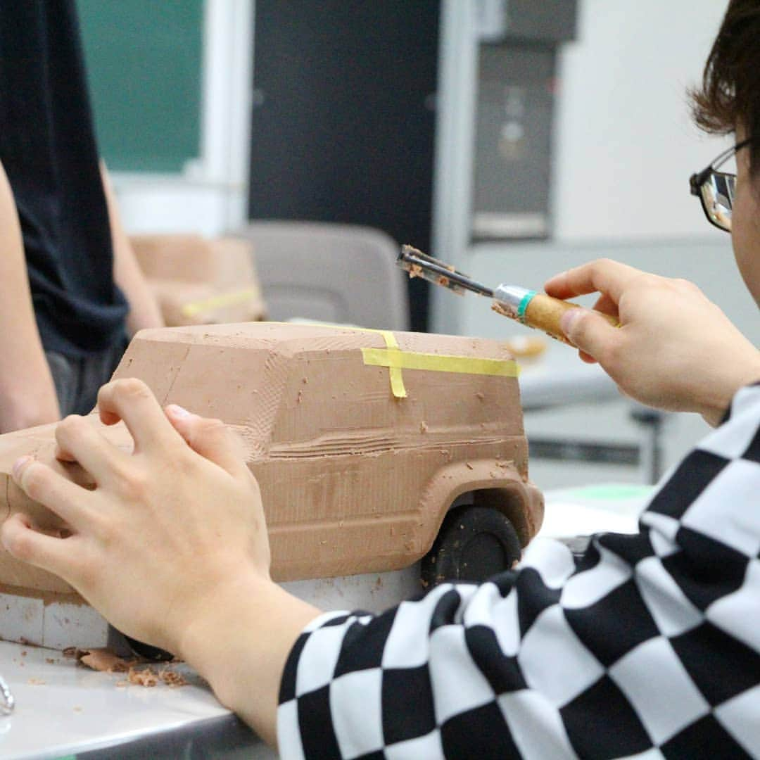 東京造形大学 Tokyo Zokei Universityさんのインスタグラム写真 - (東京造形大学 Tokyo Zokei UniversityInstagram)「_ スズキ株式会社様のご協力のもと、車のクレイモデルを制作するワークショップが行われました🙏 テーマは「次のジムニーはこうなる。こうなってほしい。」 学生が自由に思い描く次世代の車を、それぞれの手で形作りました。 ・ 制作後は、狙ったイメージを造形でどの様に表現したかについて発表し、同社の方々からコメントやアドバイスを頂きました📝 大変貴重な体験となりました。 スズキ株式会社の皆様、ありがとうございました！ ・ #スズキ株式会社 様 #ジムニー #東京造形大学 #クレイモデル #車 #ワークショップ #デザイン #カーデザイン #インダストリアルデザイン #キャリア支援 #suzuki #jimny #tokyozokeiuniversity #zokei #cardesign #craymodel #workshop #car #design #career #industrialdesign」7月3日 13時14分 - tokyo_zokei_univ_official