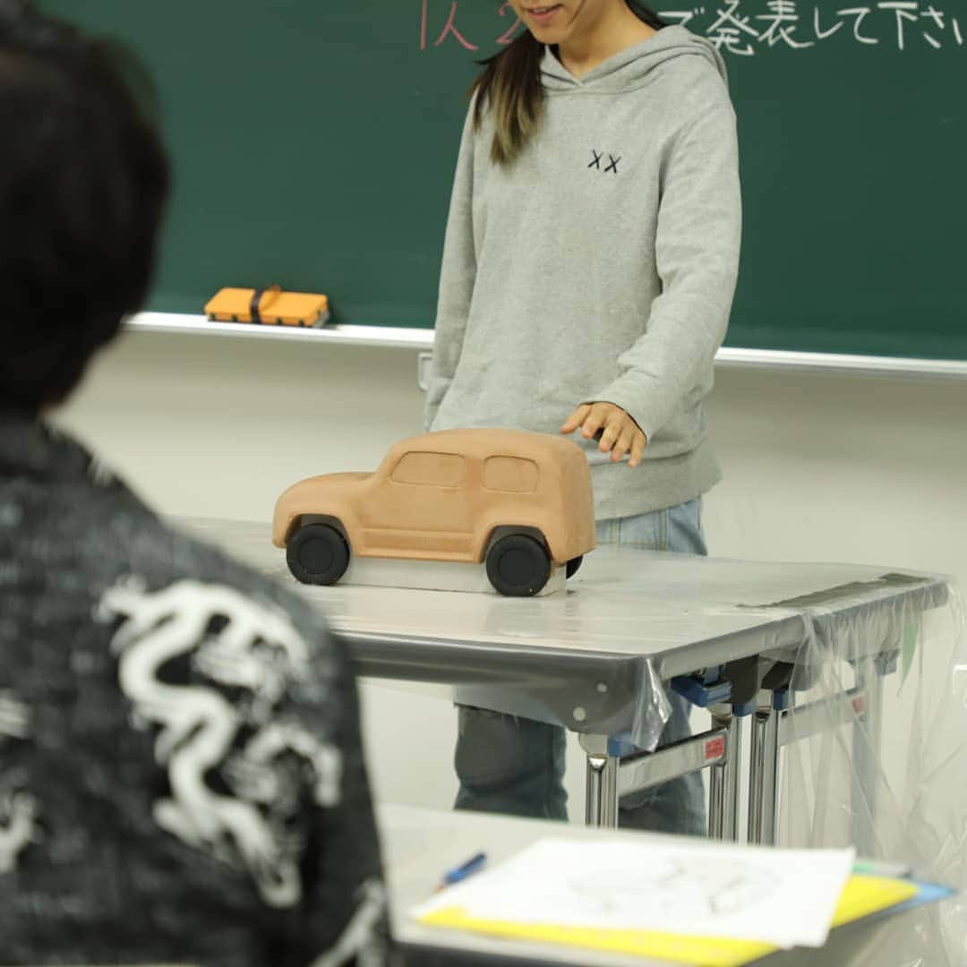 東京造形大学 Tokyo Zokei Universityさんのインスタグラム写真 - (東京造形大学 Tokyo Zokei UniversityInstagram)「_ スズキ株式会社様のご協力のもと、車のクレイモデルを制作するワークショップが行われました🙏 テーマは「次のジムニーはこうなる。こうなってほしい。」 学生が自由に思い描く次世代の車を、それぞれの手で形作りました。 ・ 制作後は、狙ったイメージを造形でどの様に表現したかについて発表し、同社の方々からコメントやアドバイスを頂きました📝 大変貴重な体験となりました。 スズキ株式会社の皆様、ありがとうございました！ ・ #スズキ株式会社 様 #ジムニー #東京造形大学 #クレイモデル #車 #ワークショップ #デザイン #カーデザイン #インダストリアルデザイン #キャリア支援 #suzuki #jimny #tokyozokeiuniversity #zokei #cardesign #craymodel #workshop #car #design #career #industrialdesign」7月3日 13時14分 - tokyo_zokei_univ_official