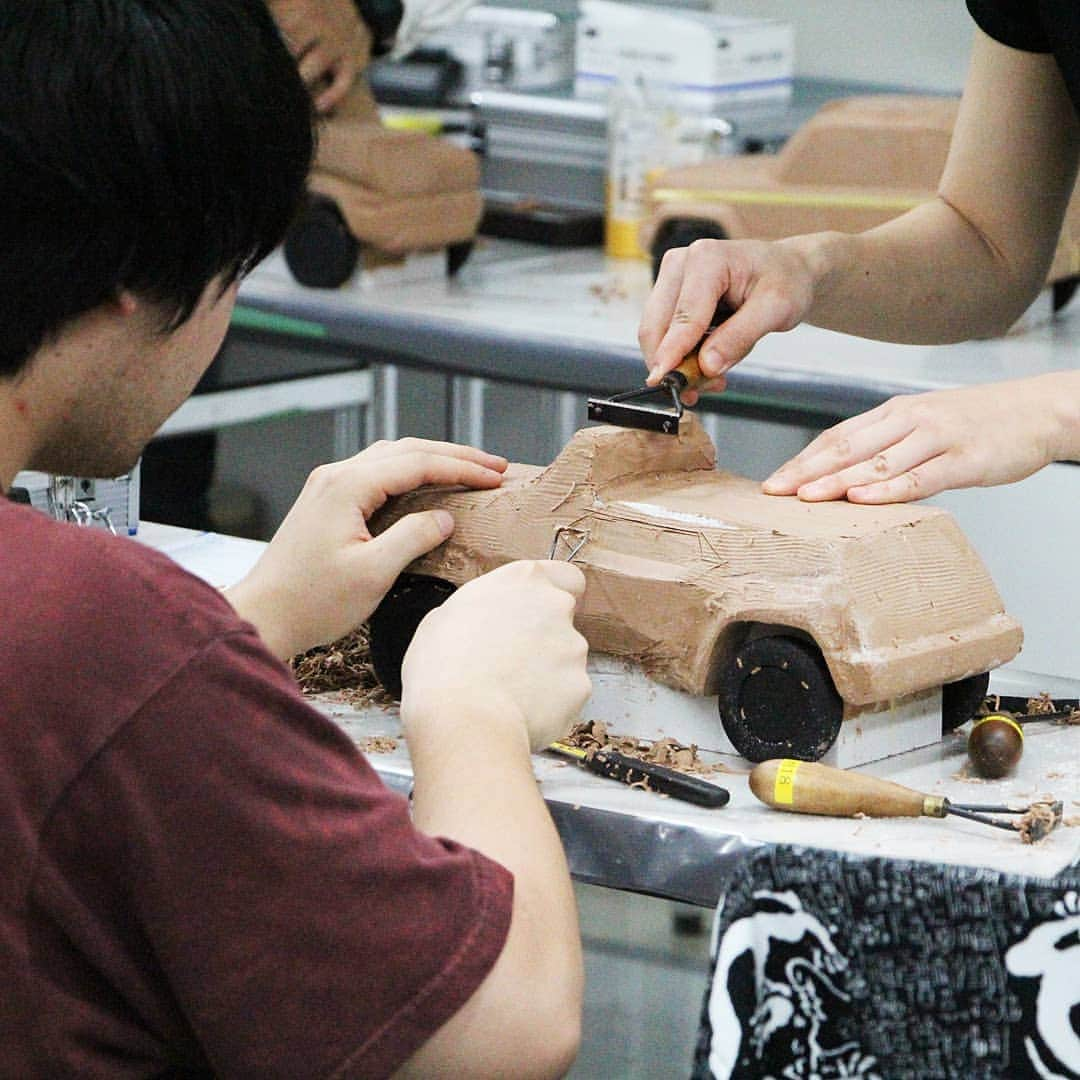 東京造形大学 Tokyo Zokei Universityさんのインスタグラム写真 - (東京造形大学 Tokyo Zokei UniversityInstagram)「_ スズキ株式会社様のご協力のもと、車のクレイモデルを制作するワークショップが行われました🙏 テーマは「次のジムニーはこうなる。こうなってほしい。」 学生が自由に思い描く次世代の車を、それぞれの手で形作りました。 ・ 制作後は、狙ったイメージを造形でどの様に表現したかについて発表し、同社の方々からコメントやアドバイスを頂きました📝 大変貴重な体験となりました。 スズキ株式会社の皆様、ありがとうございました！ ・ #スズキ株式会社 様 #ジムニー #東京造形大学 #クレイモデル #車 #ワークショップ #デザイン #カーデザイン #インダストリアルデザイン #キャリア支援 #suzuki #jimny #tokyozokeiuniversity #zokei #cardesign #craymodel #workshop #car #design #career #industrialdesign」7月3日 13時14分 - tokyo_zokei_univ_official