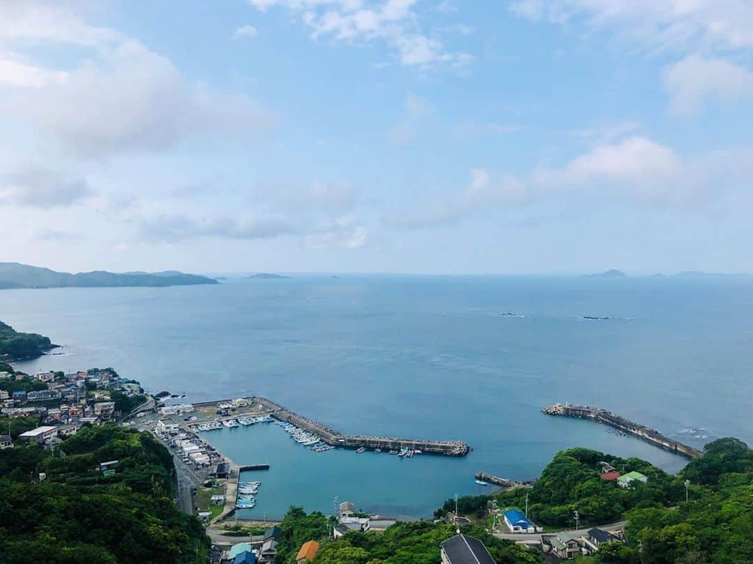 のインスタグラム：「#家族旅行 で#鳥羽 へ🌿  父親の誕生日も兼ねており、 舟盛りだ〜〜っと贅沢をしたら… . 「歓迎 森丸」と 名前がつけられておりました☺️きゃ〜」