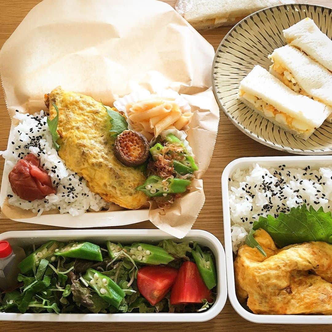 ecruのインスタグラム：「2019/07/03 (wed) ハードな毎日で、気付いたら7月になっていました😅 今年も半分が終わったと思うとビックリです💨 ・ 今日の、私&息子のお弁当に、朝ごはんのサンドイッチ。 しっかり食べないと体がもたないとたくさん食べたら、お腹一杯で睡魔に襲われています💤 さて、午後からも頑張ります。 ・ ごま塩南高梅ご飯 たらこペンネ 野菜たっぷりオムレツ オクラのおかかポン酢和え 椎茸のマヨチーズ焼き 野菜サラダ ・ #gonben #お弁当 #obento #bento #lunch #lunchbox #food #foodpic #foodphoto #ごん弁当 #instafood #instagood #yummy #love #japan #japanesefood #大学生弁当 #thankyou #onthetable #日々 #暮らし #お弁当記録 #ランチボックス  #使い捨て弁当#無印良品」