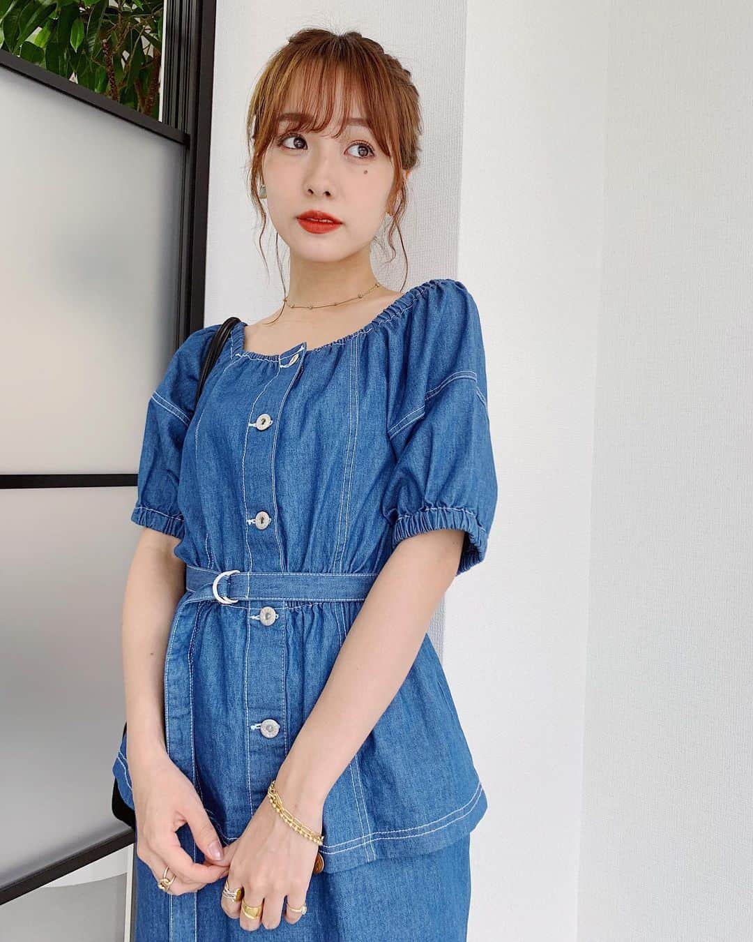 前田希美（まえのん）さんのインスタグラム写真 - (前田希美（まえのん）Instagram)「#のんの私服  N WITH.のデニムペプラムワンピ。 このカラーは夏らしく1番人気のブルー。  4枚目までオフショルで 着ているのですが 実はこのワンピ2Wayで、 オフショルにしないでも、 着ていただけるようになっています。 (5.6枚目は普通に着ています。) ブラック、ブルー、インディゴの 3色展開です。 ￥8,990☺︎ ウエストもゴムになっていたり、 ベルトで調節も可能なので、 スタイルアップして見えて とってもかわいいです♥ 是非チェックしてみてください。  次の投稿でこのお団子のやり方載せます。  #のんの私服 #nwith #エヌウィズ  #fashion #code #ootd #chanel」7月3日 13時20分 - maeda_nozomi