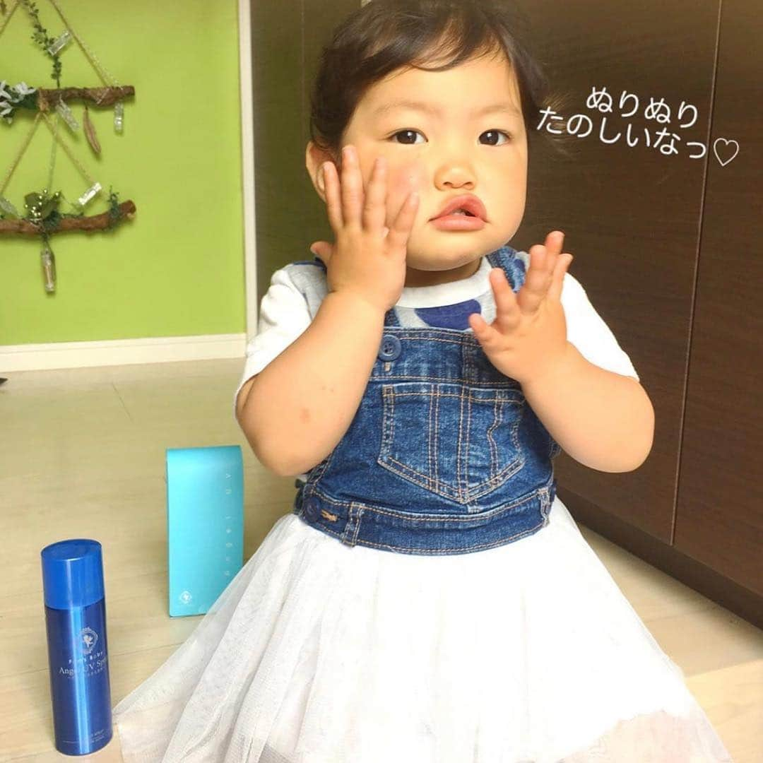 Fam's Baby ファムズベビーさんのインスタグラム写真 - (Fam's Baby ファムズベビーInstagram)「ご紹介ありがとうございます😊 赤ちゃんは生後3か月からご使用できます☘️ 強い日差しにあたると赤くなったり、痒みも発生したりするのでバリア機能がついたUVケアを是非お試しください🤗✨ ・ ・ #ファムズベビー#famsbaby#キッズコーデ男の子#キッズコーデ女の子#親バカ部#日焼け止め#アトピー性皮膚炎#アレルギーっ子#男の子パパ#女の子パパ#パパリ#保湿力#兄弟育児#育児悩み#乳児アトピー#乳児期 ・ ・ #Repost @____pir.y.o ・・・ ＊2019.6.15＊ ⋆♡⋆♡⋆♡⋆♡⋆♡⋆♡⋆♡⋆♡⋆♡⋆♡⋆♡⋆♡⋆ 〖 赤ちゃんから使えるUVスプレー 〗 母子手帳の副読本で目にしたことがある方も多い 赤ちゃんに安心なスキンケア @famsbaby 様から 新製品の〝エンジェルUVスプレー〟を頂きました。 ． 紫外線はもちろん、あらゆるダメージから 赤ちゃんを守るために作られた バリア機能のついた、〝潤う〟日焼け止めスプレーなんです。 ． もちろん、大人の使用も可能なので 髪の毛や化粧下地として大活躍しますよ♡ ． ． 実際にりょうすけ(4)やひなの(1)も パパとのお出掛け前にシュッと気軽にスプレーしています。 ． 薄付きなのに、潤いが持続している実感があり、保湿力の高さに驚きました。 ． エンジェルUVスプレーで是非検索してみて下さい♪ ⋆♡⋆♡⋆♡⋆♡⋆♡⋆♡⋆♡⋆♡⋆♡⋆♡⋆♡⋆♡⋆ . #建売住宅 #玄関  #日常の記録  #ファムズuv #famsuv  #ファムズ日焼け止め  #エンジェルuvスプレー  #angeluv #promotion  #敏感肌日焼け止め」7月3日 13時35分 - famsbaby