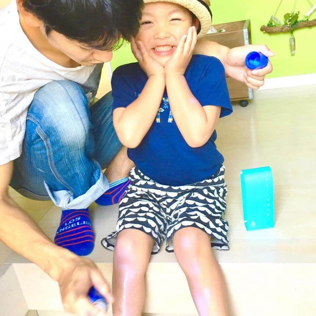 Fam's Baby ファムズベビーさんのインスタグラム写真 - (Fam's Baby ファムズベビーInstagram)「ご紹介ありがとうございます😊 赤ちゃんは生後3か月からご使用できます☘️ 強い日差しにあたると赤くなったり、痒みも発生したりするのでバリア機能がついたUVケアを是非お試しください🤗✨ ・ ・ #ファムズベビー#famsbaby#キッズコーデ男の子#キッズコーデ女の子#親バカ部#日焼け止め#アトピー性皮膚炎#アレルギーっ子#男の子パパ#女の子パパ#パパリ#保湿力#兄弟育児#育児悩み#乳児アトピー#乳児期 ・ ・ #Repost @____pir.y.o ・・・ ＊2019.6.15＊ ⋆♡⋆♡⋆♡⋆♡⋆♡⋆♡⋆♡⋆♡⋆♡⋆♡⋆♡⋆♡⋆ 〖 赤ちゃんから使えるUVスプレー 〗 母子手帳の副読本で目にしたことがある方も多い 赤ちゃんに安心なスキンケア @famsbaby 様から 新製品の〝エンジェルUVスプレー〟を頂きました。 ． 紫外線はもちろん、あらゆるダメージから 赤ちゃんを守るために作られた バリア機能のついた、〝潤う〟日焼け止めスプレーなんです。 ． もちろん、大人の使用も可能なので 髪の毛や化粧下地として大活躍しますよ♡ ． ． 実際にりょうすけ(4)やひなの(1)も パパとのお出掛け前にシュッと気軽にスプレーしています。 ． 薄付きなのに、潤いが持続している実感があり、保湿力の高さに驚きました。 ． エンジェルUVスプレーで是非検索してみて下さい♪ ⋆♡⋆♡⋆♡⋆♡⋆♡⋆♡⋆♡⋆♡⋆♡⋆♡⋆♡⋆♡⋆ . #建売住宅 #玄関  #日常の記録  #ファムズuv #famsuv  #ファムズ日焼け止め  #エンジェルuvスプレー  #angeluv #promotion  #敏感肌日焼け止め」7月3日 13時35分 - famsbaby