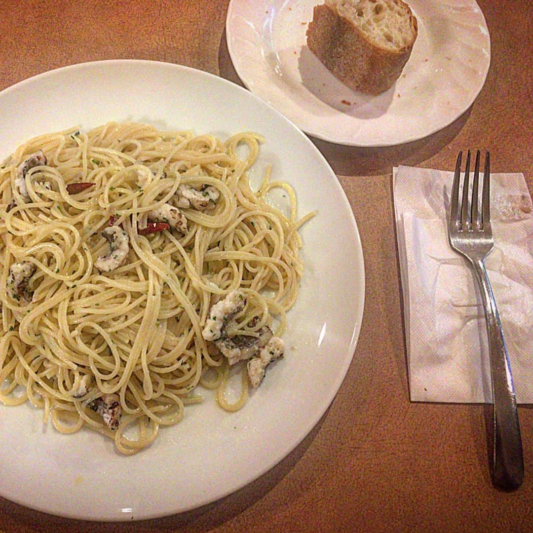 のインスタグラム：「やっと食べられた鱧のパスタ。 見かけは地味だけどマジ美味いっす♪ 夏来たわ〜。 #イケウチの単独飯 #イケウチの出張」