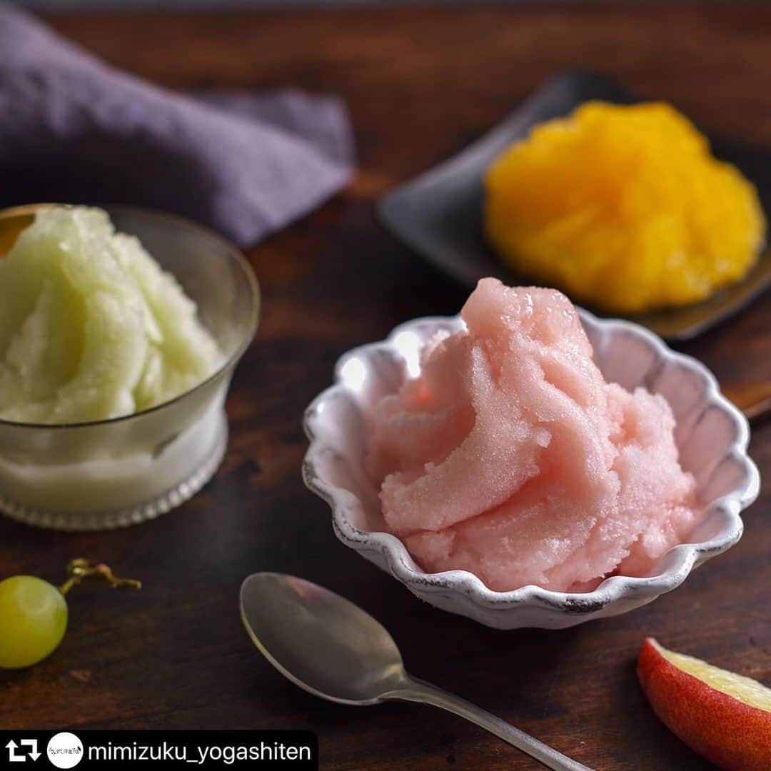モロゾフ（公式）さんのインスタグラム写真 - (モロゾフ（公式）Instagram)「#repost @mimizuku_yogashiten ・・・ 【「凍らせてシャーベット」の作り方・基本のき】﻿ ﻿ ﻿ 国産の果実を使用した夏のデザート「凍らせてシャーベット」。お家の冷凍庫で凍らせたあと、ちょっとした手間を加えると驚くほどなめらかな口どけを楽しめるようになります。4ステップでご紹介しましょう。﻿ ﻿ ﻿ １.紙函から取り出し、冷凍庫で12時間以上凍らせます。﻿ ﻿ ２.フタを手前に引きながら開封します。﻿ ﻿ ３.容器の上に付属のプラスチックリングをセット。カチッと音がするまでしっかりとはめ込んでください。﻿ ﻿ ４.スプーンでふんわりするまでかき混ぜます。固すぎて混ぜにくい場合は、室温にしばらく置きましょう。﻿ ﻿ ﻿ しっかりかき混ぜることによって、食感が大きく変わります。味と香りもより一層際立つので、ぜひ試してみてくださいね。また、「凍らせてシャーベット」はフルーツ本来の優しい色合いも魅力。お気に入りの器に盛り付けると、見た目からも涼しさを堪能できますよ。﻿ ﻿ ・・・﻿ ﻿ ぜひ、夏限定の味わいをお楽しみください。﻿ お買い物はモロゾフオンラインショップよりお願いいたします。﻿ https://shop.morozoff.co.jp/﻿ ﻿ ﻿ #みみずく洋菓子店 #モロゾフ #凍らせてシャーベット #シャーベット #夏 #初夏 #自分時間 #充実 #ご褒美 #デザート #スイーツ #スイーツ部 #sweets #お取り寄せスイーツ」7月3日 13時39分 - morozoff_sp