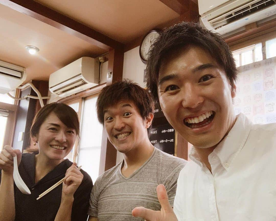 濱田隼さんのインスタグラム写真 - (濱田隼Instagram)「先輩２人と #藤味亭 へ。 最近「#アップ」で、麺の特集が多く 「今日は、麺の気分♩」と、しおりさんが！！ 堪能しました(^^) . ２つの写真の表情の変化にも注目！笑 . #ランチ #安定の #チャーシュー麺 #鈴木しおり #堂野浩久 #濱田隼 #メーテレ #アナウンサー」7月3日 13時52分 - shun_hamada_nbn