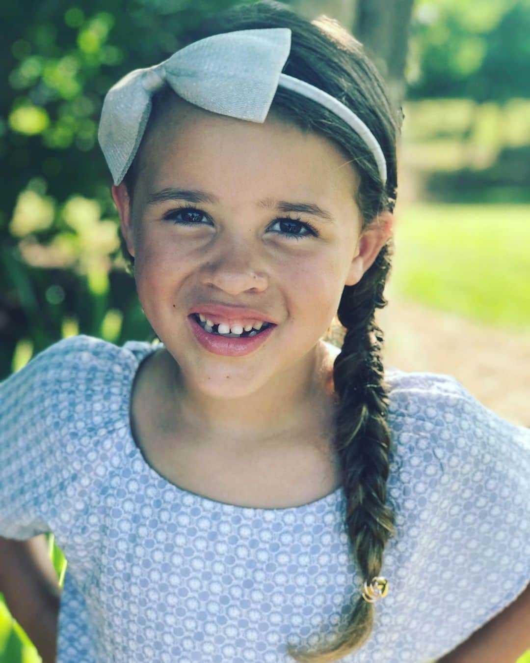 ブリット・ニコルのインスタグラム：「She graduated preschool and is headed to K5 this year. She is so special! Nobody like my Ella Brave 🌸」