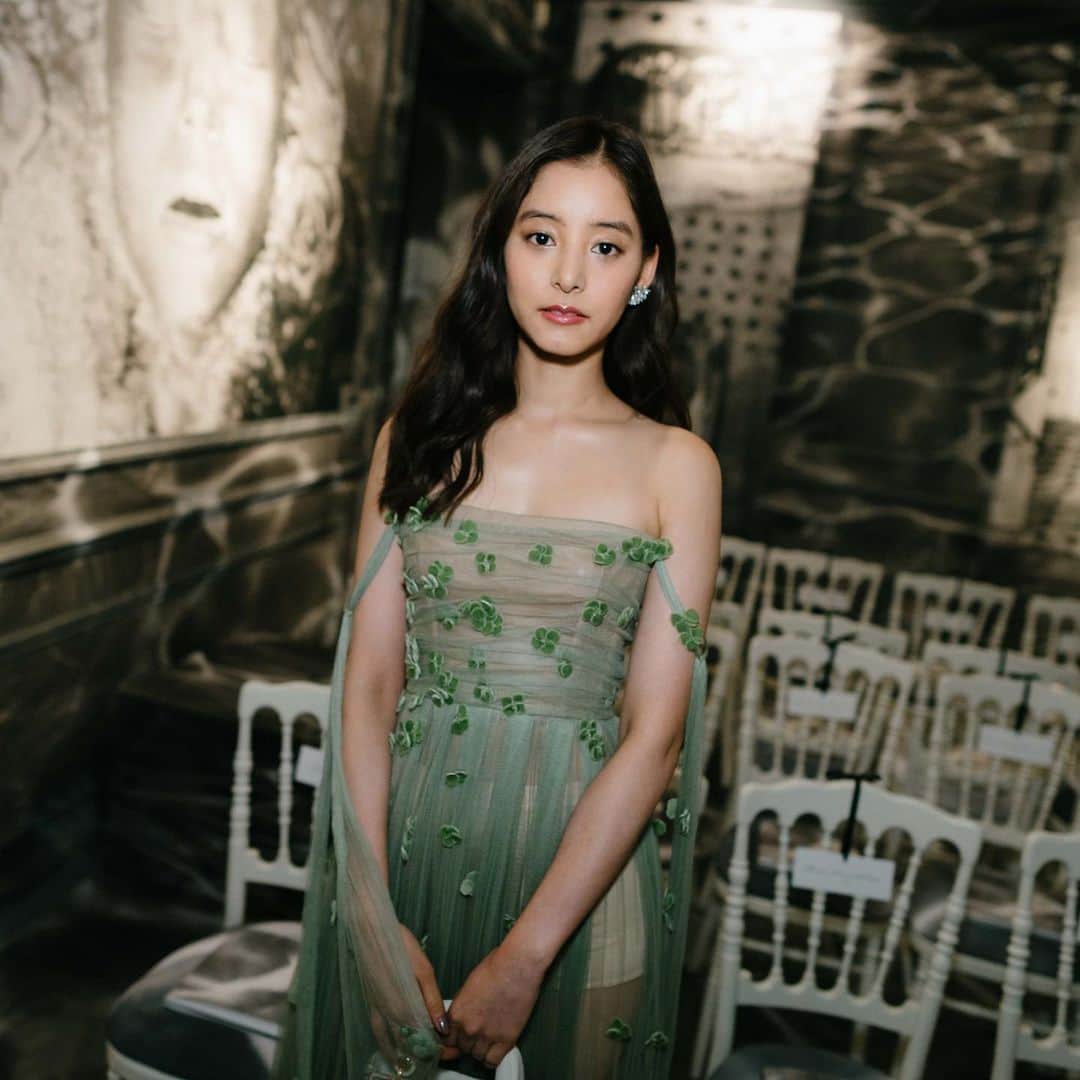 のインスタグラム：「ディオールのショーに新木優子さんが来場 #dior #diorcouture #mariagraziachiuri #yukoaraki #pfw #paris #fashionweek #ディオール #パリコレ @dior」