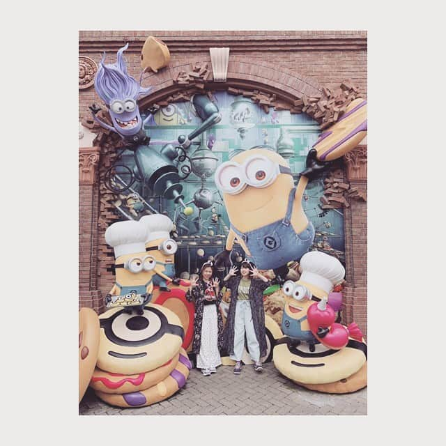 栗原ひとみのインスタグラム：「USJ〜〜🇺🇸🍿！ . . . #USJ #ミニオン #進撃の巨人 #ジョーズ #推し #自引き #🐴 #偶然の #双子コーデ #会って #びっくりした #😂 #minions #singeki #jaws #universalstudiosjapan #instalove #instagood #like #friends #follow #me #fashion #code」