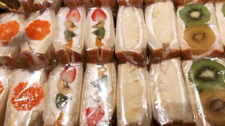 のインスタグラム：「🍓🥝🍈🍊🍍🍞💕 . hotel koé tokyoのフルーツサンド❣️ここ最近の食べたフルーツサンドで、1番好きでした〜💕 . . 期間限定らしい〜😭✨ . . . #fruitssandwich #sweets #hotelkoetokyo #teatime #cafe #fruits #sandwich  #kawaii #coffe  #coffeetime #yummy」