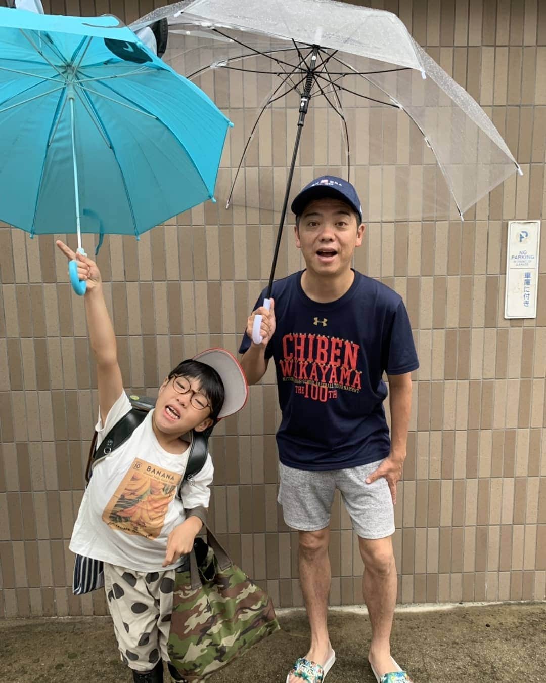 かみじょうたけしさんのインスタグラム写真 - (かみじょうたけしInstagram)「おくればして。 #小学校送りスタイル  #傘 #梅雨 #雨も楽しい #わっしょい #お前かわいいなぁ」7月3日 14時10分 - takeshikamiziyou
