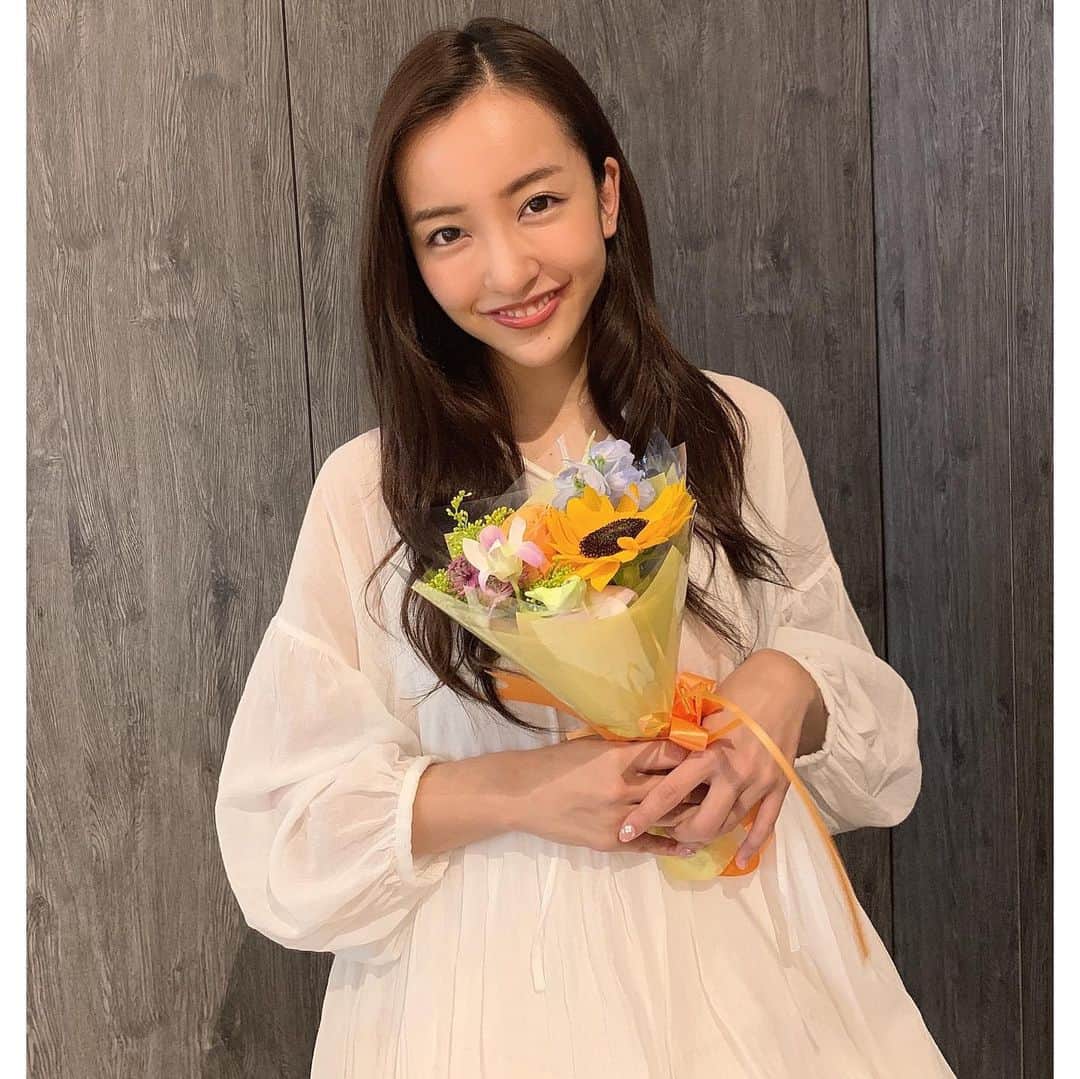 板野友美さんのインスタグラム写真 - (板野友美Instagram)「28歳になりました☺️ 皆さん、たくさんのメッセージ ありがとうございます❤️ これからも、邁進していきたいと 思ってます☺︎︎ よろしくお願いします✨✨✨ . . .  #7月3日 #誕生日」7月3日 14時07分 - tomo.i_0703