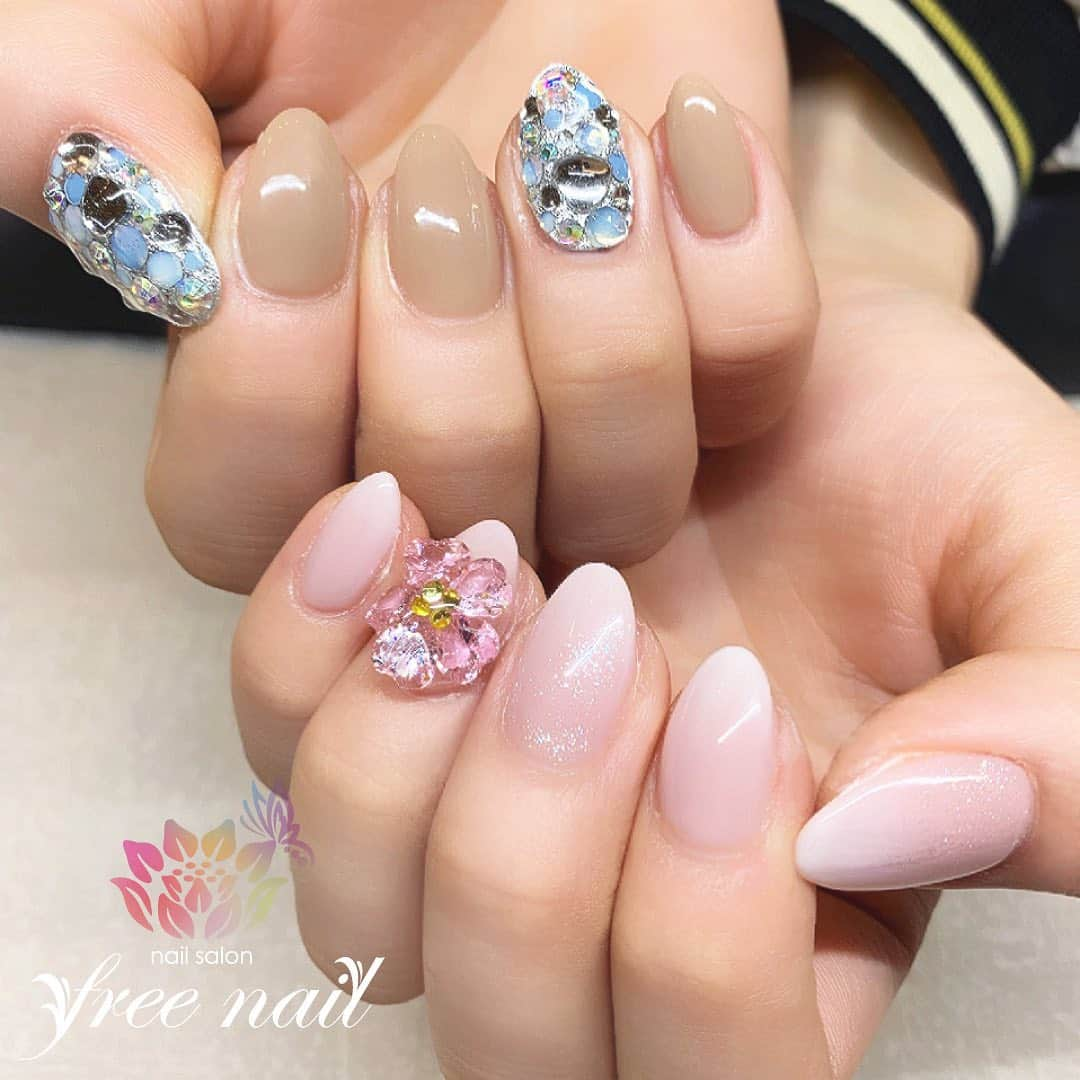 ネイルアーティストRYさんのインスタグラム写真 - (ネイルアーティストRYInstagram)「. アシンメトリーネイル💅🏻💗✨ . シックとラブリー🧚🏻‍♀️✨ . #ネイリスト #ネイルアーティスト #ネイルアート #ネイルチェンジ #ネイルサロン #自宅ネイルサロン #大阪ネイルサロン #ネイルパーツ  #ネイルスクール #ネイル動画 #ジェルネイル #ネイルデザイン #アシンメトリーネイル #アシメネイル #ストーンネイル #埋め尽くしネイル #ラメネイル #ピンクネイル #ベージュネイル #デザインネイル #トレンドネイル #おしゃれネイル #こだわりネイル #シンプルネイル #夏ネイル #サマーネイル #美甲 #日式美甲」7月3日 14時11分 - nail_artist_rm