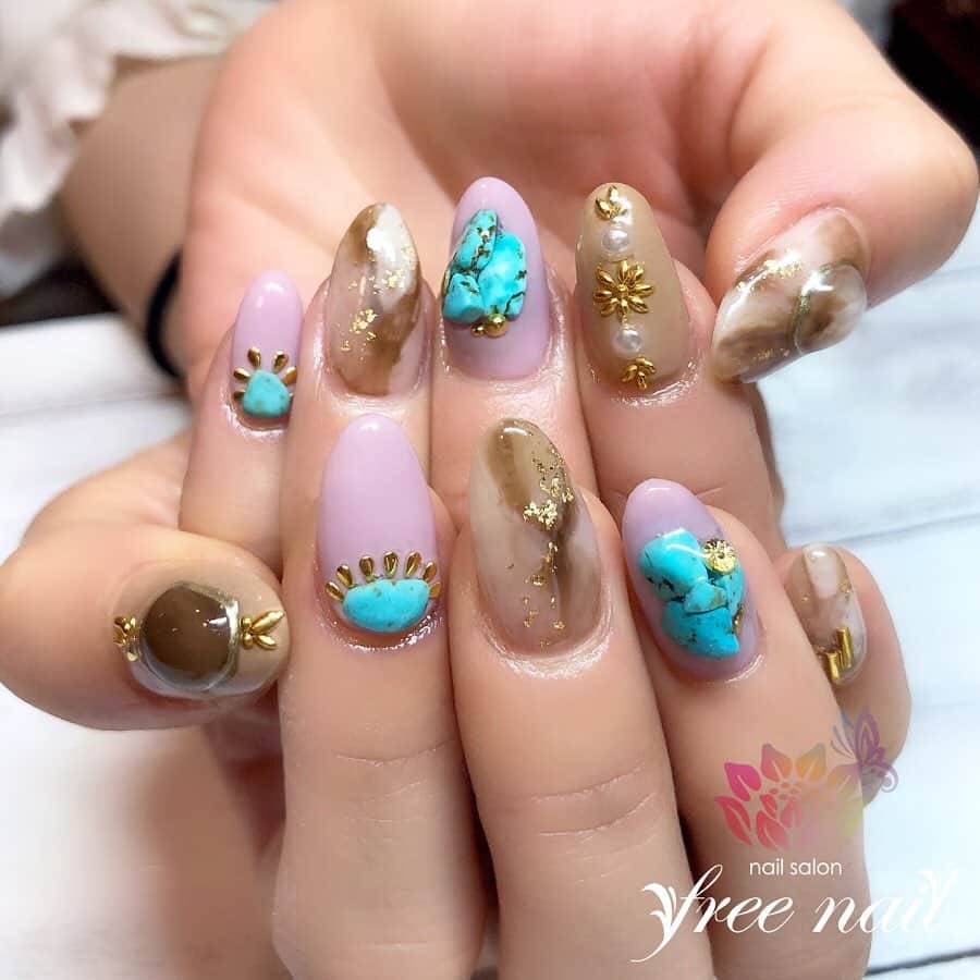 free nail フリーネイルのインスタグラム：「. お客様ネイル💅🏻🦋✨ . ターコイズネイル💎✨ . 夏っぽいエスニックな雰囲気🌞✨ なのに上品でキレイ💗✨ . ⇨スワイプして動画もチェック☝︎🎬✨ . ご来店ありがとうございました🙇🏻‍♀️🙇🏻‍♀️🙇🏻‍♀️💗 . #ネイル #フリーネイル #ネイルアート #ジェルネイル #ネイルサロン #大阪ネイルサロン #ネイルデザイン #ネイルチェンジ #ターコイズネイル #天然石ネイル #大理石ネイル #金箔ネイル #ピンクネイル #ベージュネイル #デザインネイル #シンプルネイル #トレンドネイル #大人ネイル #夏ネイル #美甲 #日式美甲 #summernails #nailsart #nailsalon #nailsdid #newnails #newnail #freenail」