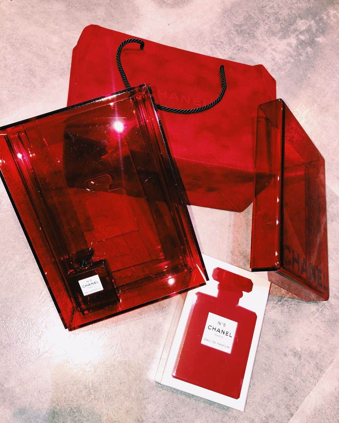 PELIのインスタグラム：「❤️💃🌹💃❤️ #CHANEL #CHANELno5  @chanelofficial」