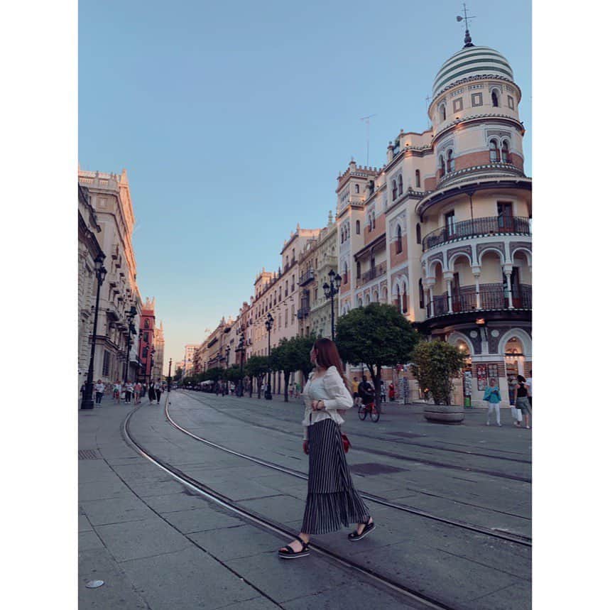 GilMeさんのインスタグラム写真 - (GilMeInstagram)「세비야의 낮과 밤. 한달이 훌쩍 지난 스페인 여행 추억 하나씩 꺼내기. 나 저 부부 보고퐈😦ㅋㅋㅋㅋㅋ . #sevilla #daynnight #spain」7月3日 14時30分 - gilmebaby