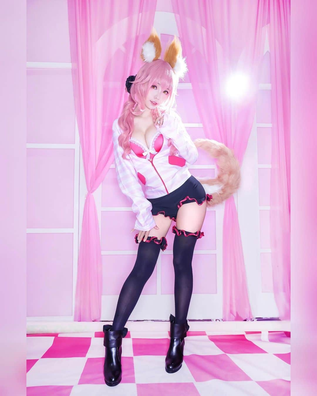 Elyさんのインスタグラム写真 - (ElyInstagram)「Pink Tamamo💕ピンクパワー💕 粉紅玉藻！尾巴的角度堪稱完美💕 #elycosplay #tamamonomae #jk #fateextra #cosplay #tamamoe」7月3日 14時35分 - eeelyeee