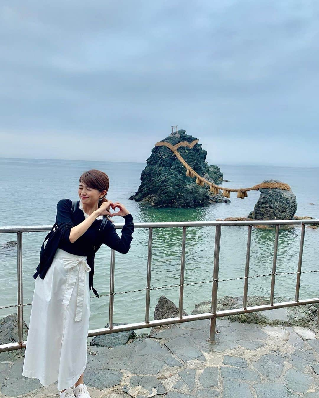 曽田茉莉江さんのインスタグラム写真 - (曽田茉莉江Instagram)「❤️女子力UP旅❤️ こちらは夫婦岩です👏👏👏素晴らしかったです🙏旅の大本命はお伊勢参りですが、ずっと見てみたかった夫婦岩！！！ 清らかな空気で優しい時間が流れていました☺️ 夫婦岩でお清めしてからお伊勢さん参りをした方がいいよと、地元のタクシーの運転手さんが教えてくださいました🚕こう回るのがいい！ご利益がある！っなどネットには情報がたくさんありますが、どれが正しいかはわからないです😅ただご好意で教えてくださった優しい運転手さんのお気持ちを優先したかったので😌私の中で、何よりも一番大切なのは、お伊勢参りで感謝の気持ちをお伝えしにいくことかなと…😌❤️ #お伊勢参り#伊勢神宮#御朱印#夫婦岩#女子力up #リフレッシュ#パワースポット」7月3日 14時35分 - marie_soda_