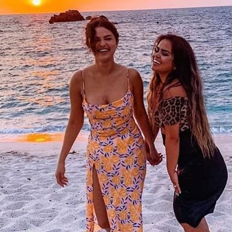 Always With Selenaのインスタグラム：「You smile, I smile」