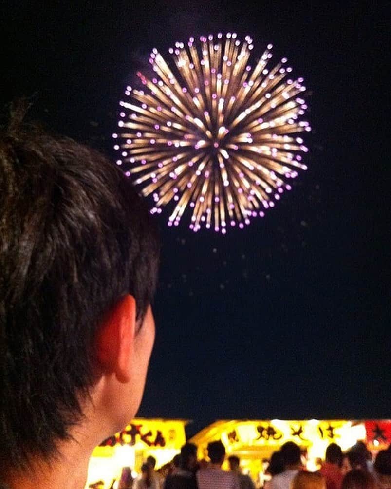 のインスタグラム：「今年の森田花火はいつ？﻿ もたはんさん激推しの「森田花火2019」情報です。﻿ ﻿ …﻿﻿ 【特集】7/28(日)　ゆったり系花火大会〈森田花火〉﻿ ﻿ 毎年のことですが、夏になれば、夏を盛り上げるためのイベントが各地で開催されます。﻿ ﻿ なのに！﻿ ﻿ 毎年各イベントのイベント情報がなかなか更新されず、去年のままのところが多い！﻿ これでは楽しい夏の予定が立てにくくてしょうがないですよね～。﻿ ﻿ なので、今日は若旦那の独断と偏見で選んだ花火大会を紹介します！！﻿ 僕が心からオススメしたい花火大会は1つしかありません！！﻿ ﻿ その花火大会は﻿ ﻿ 森田花火﻿ ﻿ 正直言って「福井　花火大会」で検索してもなかなか出てきません。﻿ いろんな花火大会のまとめサイトがありますが、森田花火はヒットしないんです。﻿ 福井の情報誌にもなかなか載ってないんです。﻿ ﻿ それがいい(笑)﻿ ﻿ ほぼ口コミ・SNSで広がっている花火大会です。﻿ ﻿ 先に2019年の森田花火の詳細からお伝えすると﻿ ﻿ ★森田花火2019★﻿ 【日程】2019年7月28日(日）20時から～﻿ 【場所】九頭竜川緑地周辺﻿ https://goo.gl/maps/78o8hDd7vE82 ﻿ もたはんからだと歩いて15分ほどです。﻿ 森田側の堤防沿いを行けば、屋台などが出ています。﻿ ﻿ 【持ち物】﻿ ・飲み物﻿ ・おつまみ﻿ ・敷物　☜これがあればお尻が汚れる心配もありません。﻿ ﻿ 【交通手段】﻿ 駐車場の用意はないようなので各種公共交通機関をご利用下さい。﻿ ﻿ 毎年7月末の土日に開催される森田まつりのフィナーレを飾るのが森田花火で正直言って福井の他の花火大会に比べ花火の打上数は少ない（約3000発。ただ年々増えている）﻿ ﻿ ただ1発1発をじっくり味わえるし、最後のスターマインは見応え十分！！﻿ ﻿ それでも森田花火をオススメしたい１０の理由﻿ ①人が少なくて九頭竜川の土手でゆっくり見られる！﻿ ②人が少ないので暑くない！﻿ ③九頭竜川の堤防の上から見れるので夜は涼しい！﻿ ④発数が少ない分、1発1発に情緒が漂う。﻿ ⑤ちゃんと見せ場としてのスターマインあり！﻿ ⑥20時から40分間ほどあるので時間的満足感が高い！﻿ ⑦時間があるので心の洗濯ができる！﻿ ⑧森田地区の花火を対岸の中藤地区の人も一緒に見ているという一体感が心温まる！﻿ ⑨森田側、中藤側、見る場所で全然違う最低2年は通える花火大会！﻿ 【森田側】…屋台などがあり、比較的明るく人も多いが花火から近い！﻿ 【中藤側】…屋台などなく、ほぼ真っ暗だが、しっぽり楽しめる！﻿ ﻿ そして何より﻿ ﻿ ⑩もたはんから歩いて行ける！！！﻿ 車社会な福井で歩いていける花火大会の有難さよ…﻿ ﻿ 浴衣で行きたい人は、もたはんで着替えて行ってもらってもかまいませんよ～。﻿ 着付けは浴衣の場合1,000円です☆﻿ ﻿ 自分で着れる方は着る場所を確保しておきますので、「きもの もたはん」まで何なりと！﻿ ﻿ 情報は少ないけど明らかに年々人手が増えている森田花火。﻿ ﻿ 6月29日現在でもまだチラシができていません(笑)﻿ 今年の花火始めにオススメです。﻿ 僕は最近森田花火しか行けていません！！﻿ ﻿ ﻿ 【この記事を書いた人】﻿ 酒井康輔。33歳(見た目35歳）。﻿ 福井県福井市にある「きもの　もたはん」4代目。﻿ 着物の着方からお手入れ、コーディネートまで着物の事なら何でも相談できるプロとして、着物初心者の人にも分かりやすく着物のことを発信しています。﻿ ﻿…﻿﻿ ﻿ もたはんさんの記事は、「くらしくふくい」で読むことができます♪プロフィール（ @kurashiku_fukui ）内のリンクをクリックしてご確認ください♪﻿ ﻿ *****************************************************﻿﻿ 「ママとして、妻として、女性として」﻿﻿ ﻿﻿ 福井県は全国的に見ても共働き率の高い「働きもの」の土地柄。そんなくらしの中で、1人で何役もこなす福井の女性たちに「もっと楽しく」「もっと私らしく」福井のくらしを楽しんで欲しい。﻿﻿ ﻿﻿ 「くらしくふくい」は、そんな女性を応援するために、福井で生まれた地元の情報サイトです。﻿﻿ ﻿﻿ もしよろしければ、いいね！・フォローよろしくおねがいします♪﻿﻿ *****************************************************」