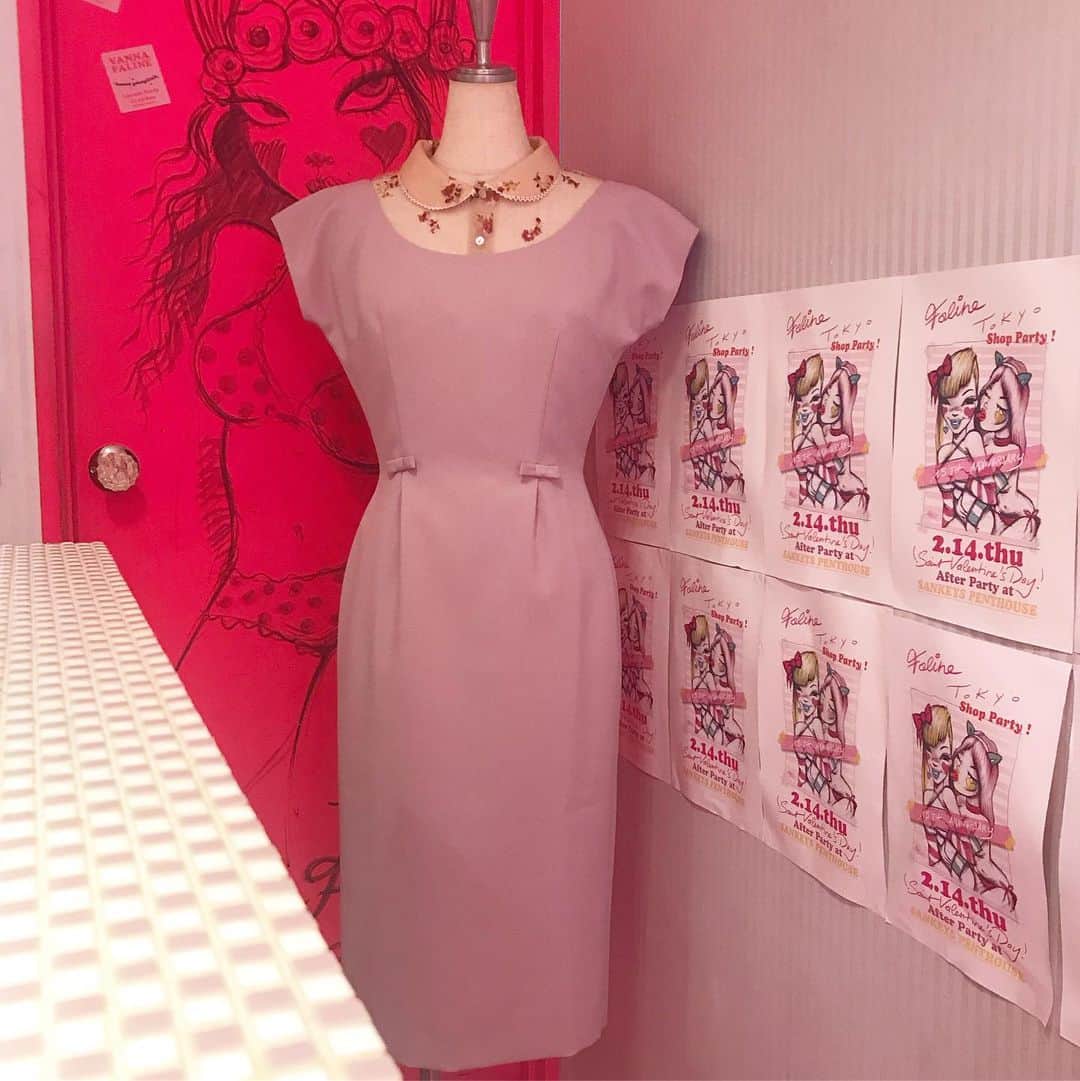 のインスタグラム：「Elegant @maisonfifichachnil dress with baby loo🦢💋💗🍓」