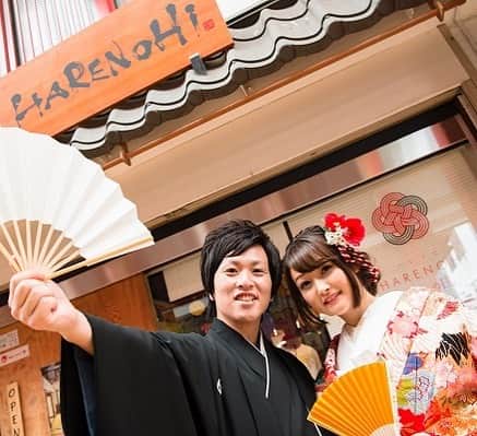 晴レの日｜HARENOHIのインスタグラム：「可愛らしい新婦様、素敵な新郎様HARENOHI店頭にて撮影✨ #晴レの日東京ブライダルサロン #preweddingphoto #kimono #色打掛 #色打掛洋髪 #神社仏閣挙式専門 #ウェディングフォト #前撮り和装 #asakusa」