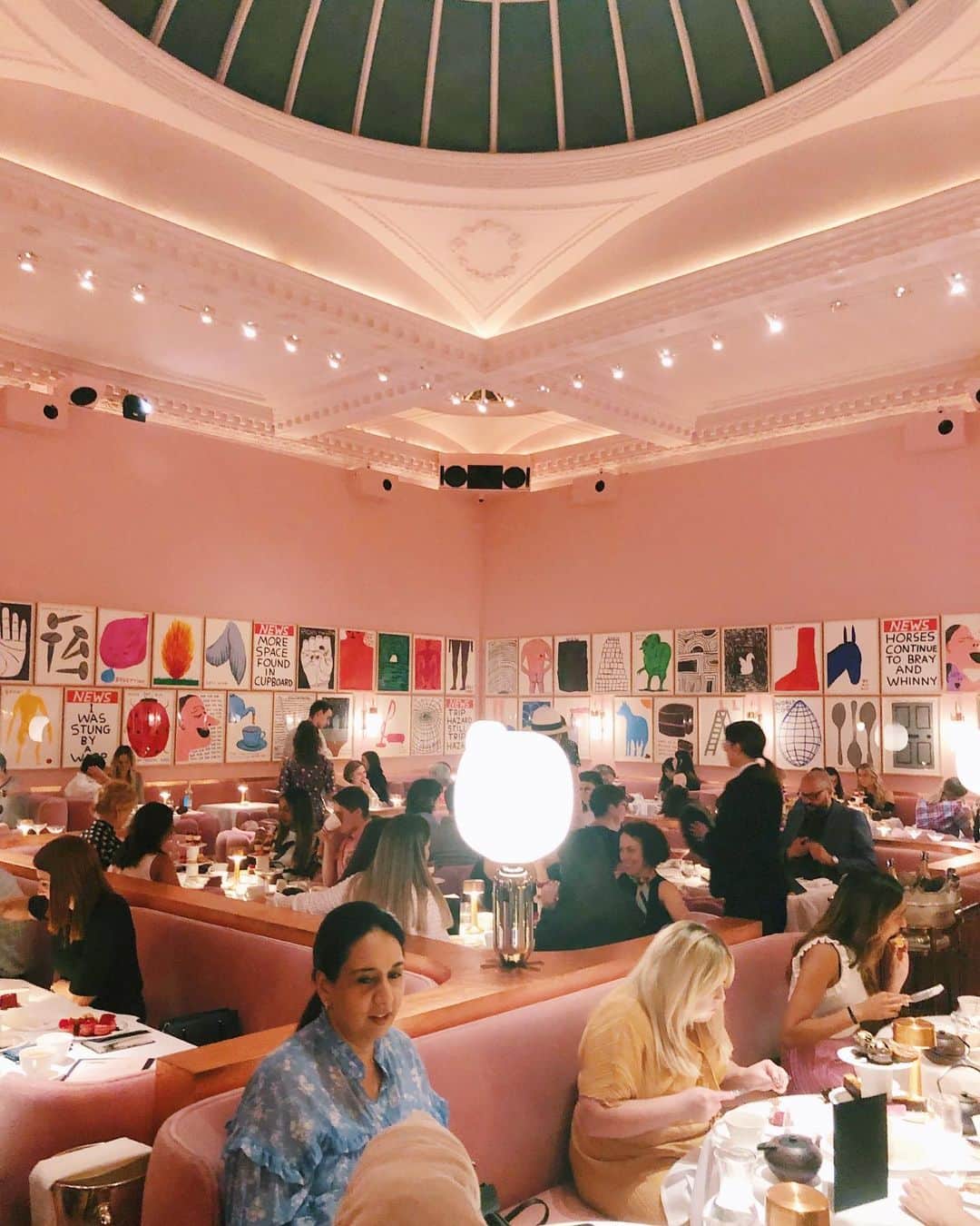 三原勇希さんのインスタグラム写真 - (三原勇希Instagram)「Had Afternoon Tea in London🇬🇧 友達が前から予約してくれていた、Sketch LondonのThe Gallery。 それぞれコンセプトの違う5つのレストランやバーの中で、ここはアフタヌーンティー専門のお部屋。ピンクとゴールドの世界観に、David Shrigreyというこのバランスが💯💙 どれも本当に美味しくて、店員さんも可愛くて、幸せなひとときでした☕︎ トイレは今まで見た中で一番クレイジー🥚 #sketchlondon  #davidshrigley  #afternoontea」7月3日 14時51分 - yuukimeehaa