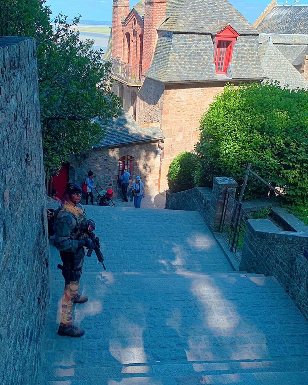 百合華さんのインスタグラム写真 - (百合華Instagram)「モンサンミッシェルの城内には美しい中庭もありました🥰﻿ ﻿ この中庭では色んな薬草を育ててたんだって🎶﻿ ﻿ モンサンミッシェルのお外でフォークリフトの暴走族が捕まっていて笑、城内まで騒ついたから沢山の自衛隊の方々が配備される事にww﻿ ﻿ とってもかっこよかったな💕﻿ ﻿ #フランス ﻿ #france ﻿ #モンサンミッシェル ﻿ #montsaintmichel ﻿ #世界遺産 ﻿ #世界遺産の旅 ﻿ #worldheritage ﻿ #修道院 ﻿ #キリスト教 ﻿ #城内 ﻿ #散策 ﻿ #トラベラー ﻿ #女子旅」7月3日 14時57分 - yurika.lovelily
