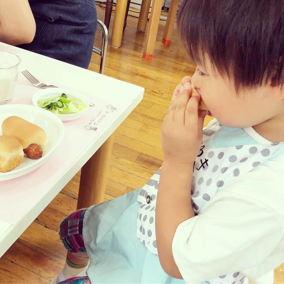 木村涼子さんのインスタグラム写真 - (木村涼子Instagram)「2019.7.3 最近の幼稚園って本当にすごい✧ 今年度から親子で通っている幼稚園主催のお料理教室🍽 いつも幼稚園の畑から旬の野菜を収穫するところからはじまります。 昨日は大きなきゅうりと黄色いミニトマト。  そしてパンとサラダとバナナジュースを作りました🍞 小麦粉と塩、砂糖、油をフードプロセッサーで混ぜて、 生地をコネコネ、めん棒で伸ばしたり、ソーセージを挟んだり、ちゃんと子供達だけで作れるようにプログラムが組んであります。 きゅうりはピーラーでスライスしてレタスはちぎって。 ドレッシングもレモンとオイルと塩で手作り。 2歳の子供がここまでできるんだ！と毎回感動✨  幼稚園で数日前に孵ったというカブトムシもさわらせてもらいました😊」7月3日 14時59分 - kimuryou