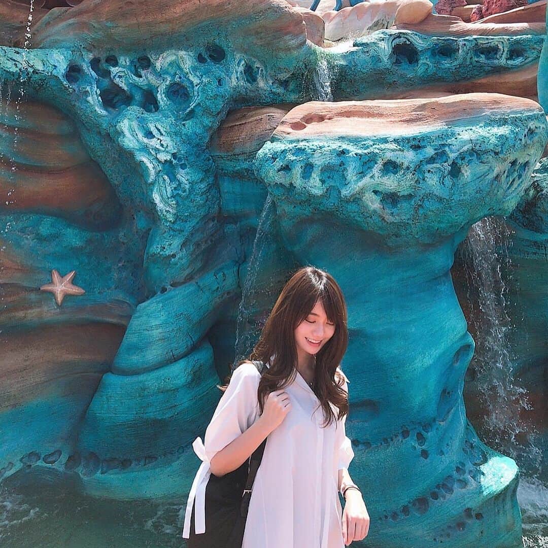 羅晴のインスタグラム：「Under the sea🐠🐠 五顏六色的美人魚礁堡 到了晚上依然絢麗～  #thelittlemermaid #disneysea #ariel」