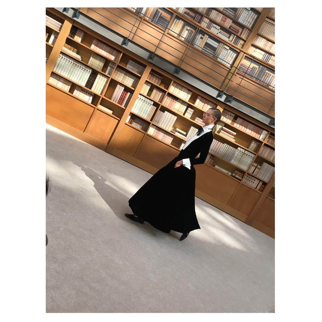 フィービー・トンキンさんのインスタグラム写真 - (フィービー・トンキンInstagram)「What a beautiful collection @chanelofficial and @virginieviard  So elegant and strong and timeless.  The eye glasses with flats and gowns, so perfect. And the setting in the library ✨ Congratulations Virginie , tres tres chic ♥️」7月3日 20時34分 - phoebejtonkin